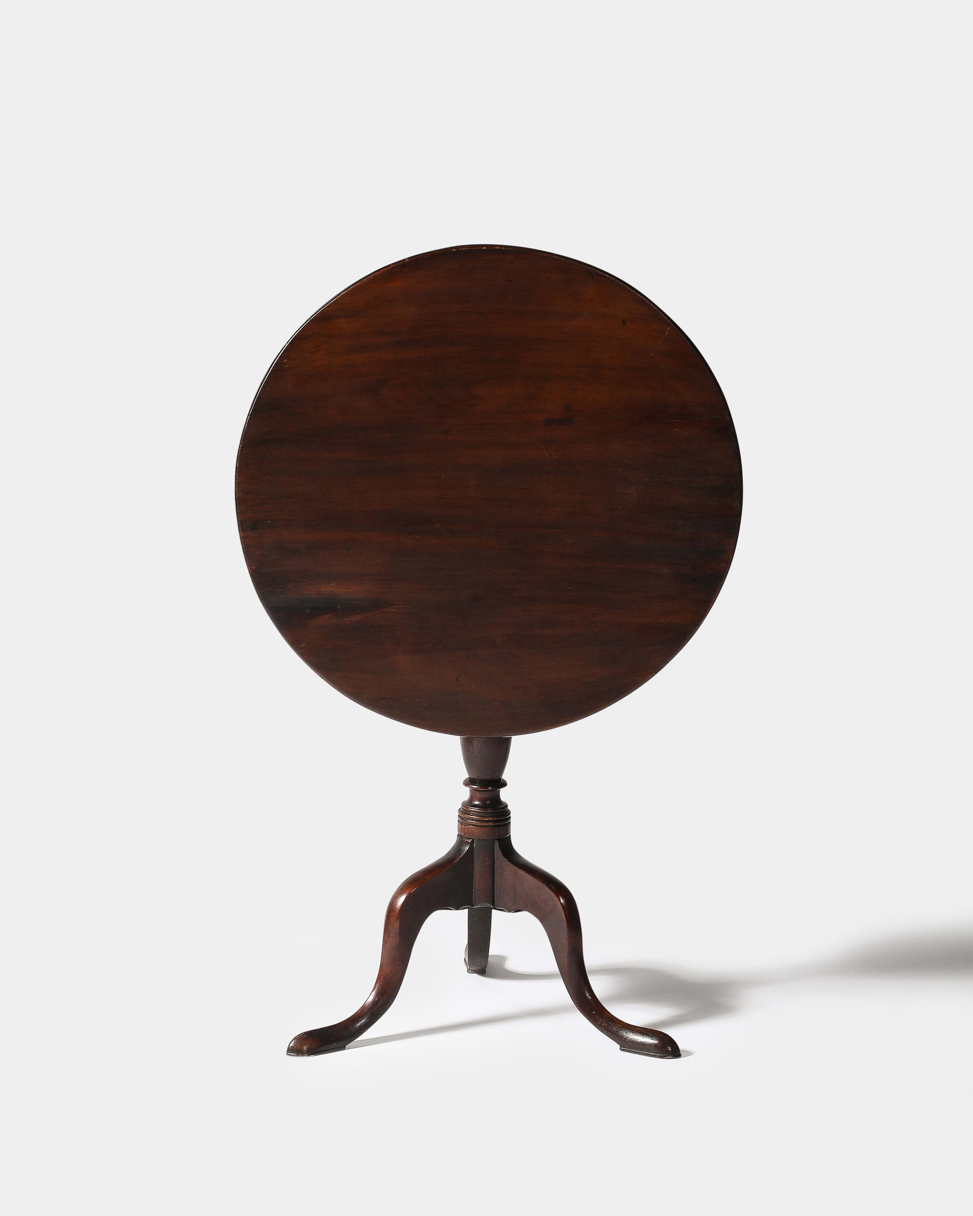 Mesa basculante de caoba con base esculpida y tablero bellamente envejecido. En muy buen estado vintage.