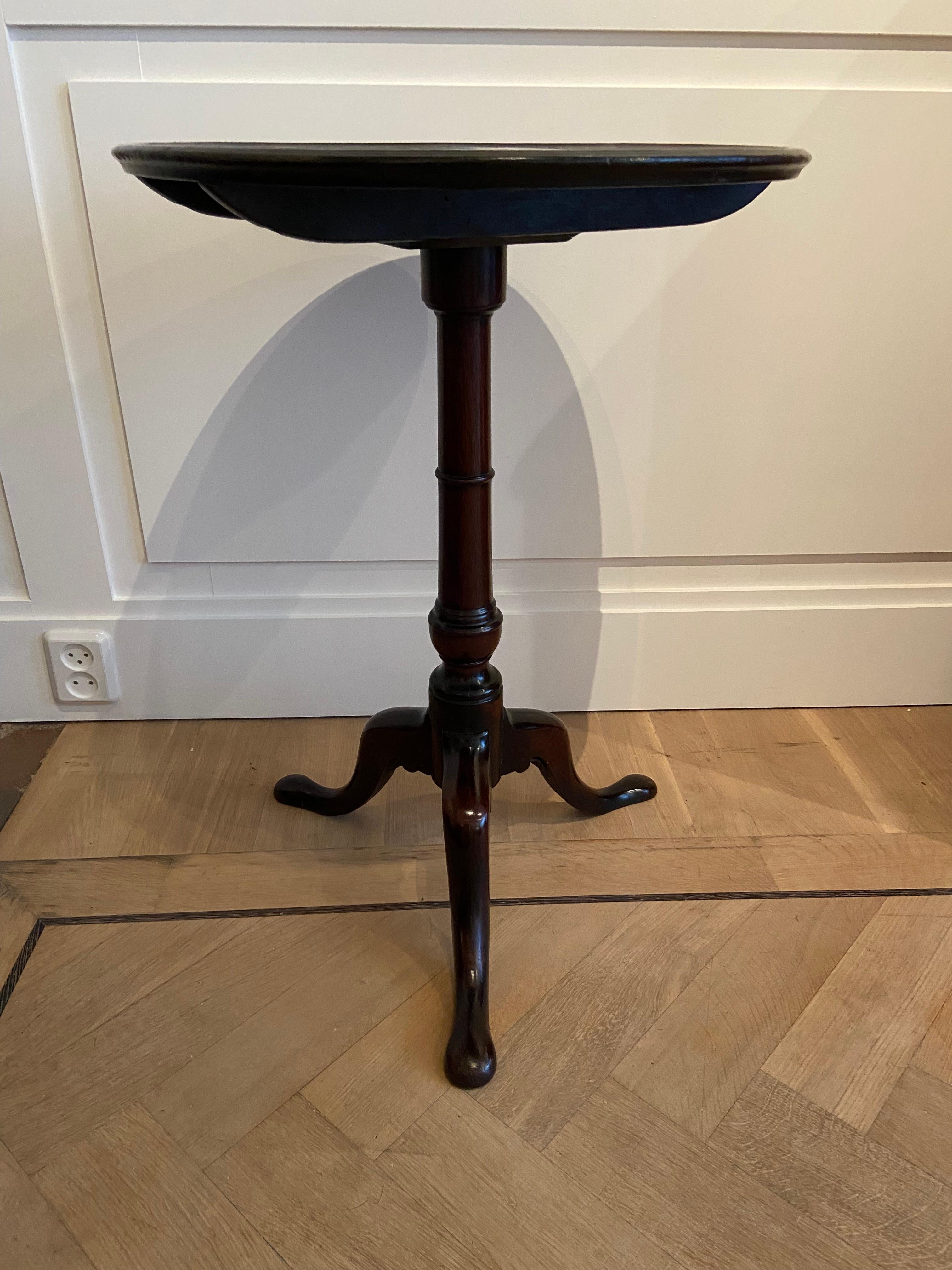 William IV Tilt top table in red walnut For Sale