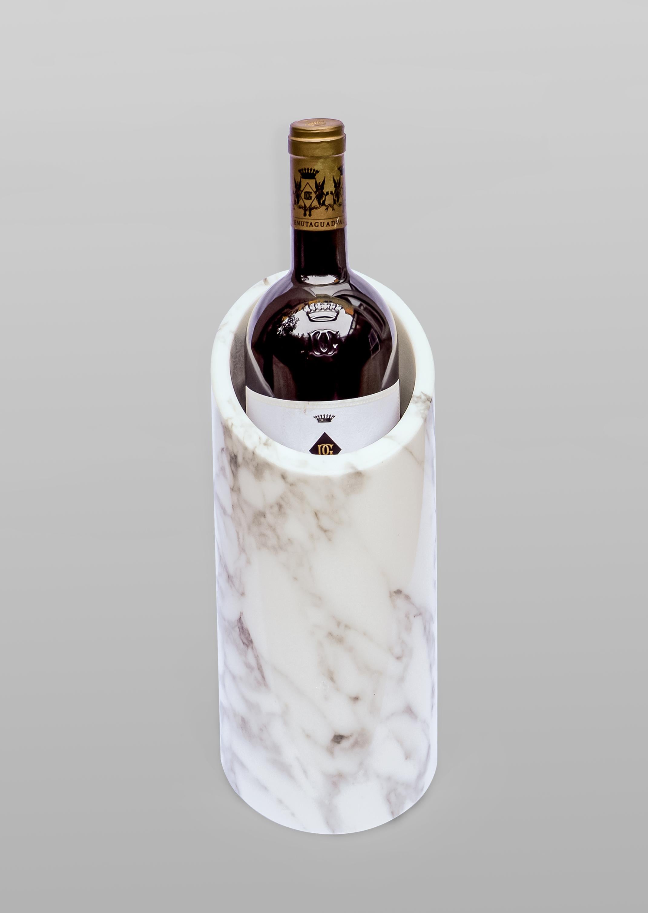 Tilt ist ein eleganter Weinkühler, der aus einem einzigen Block aus ausgewähltem Calacata-Marmor oder Nero Marquina-Stein meisterhaft gefertigt wurde und ein zeitgemäßes und doch zeitloses Aussehen hat.
100% handgefertigt in Carrara (Italien) aus