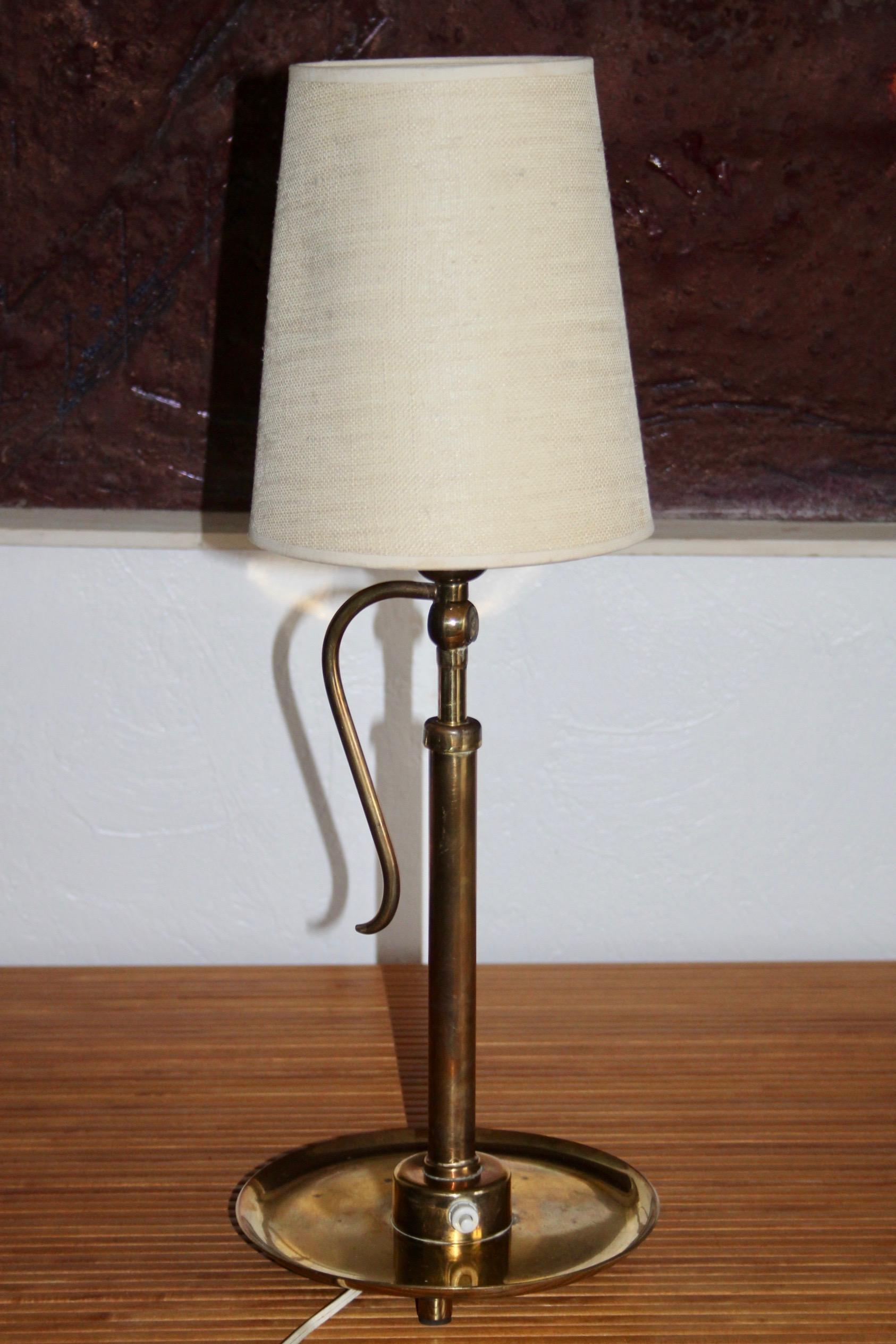 Milieu du XXe siècle lampe en laiton inclinable en vente