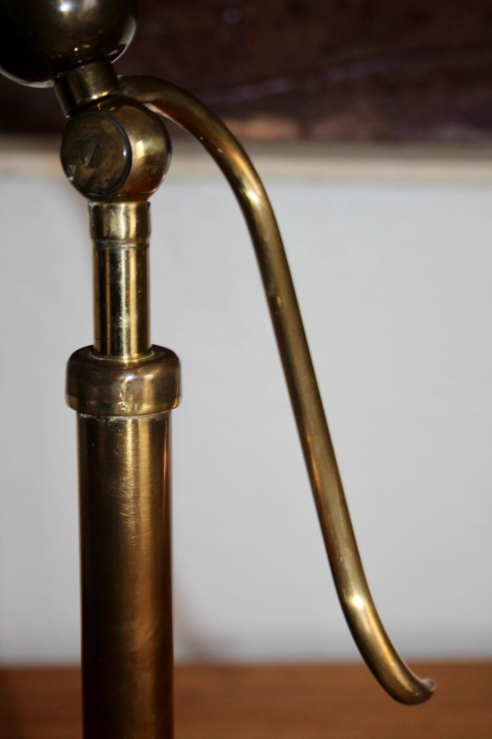 Laiton lampe en laiton inclinable en vente
