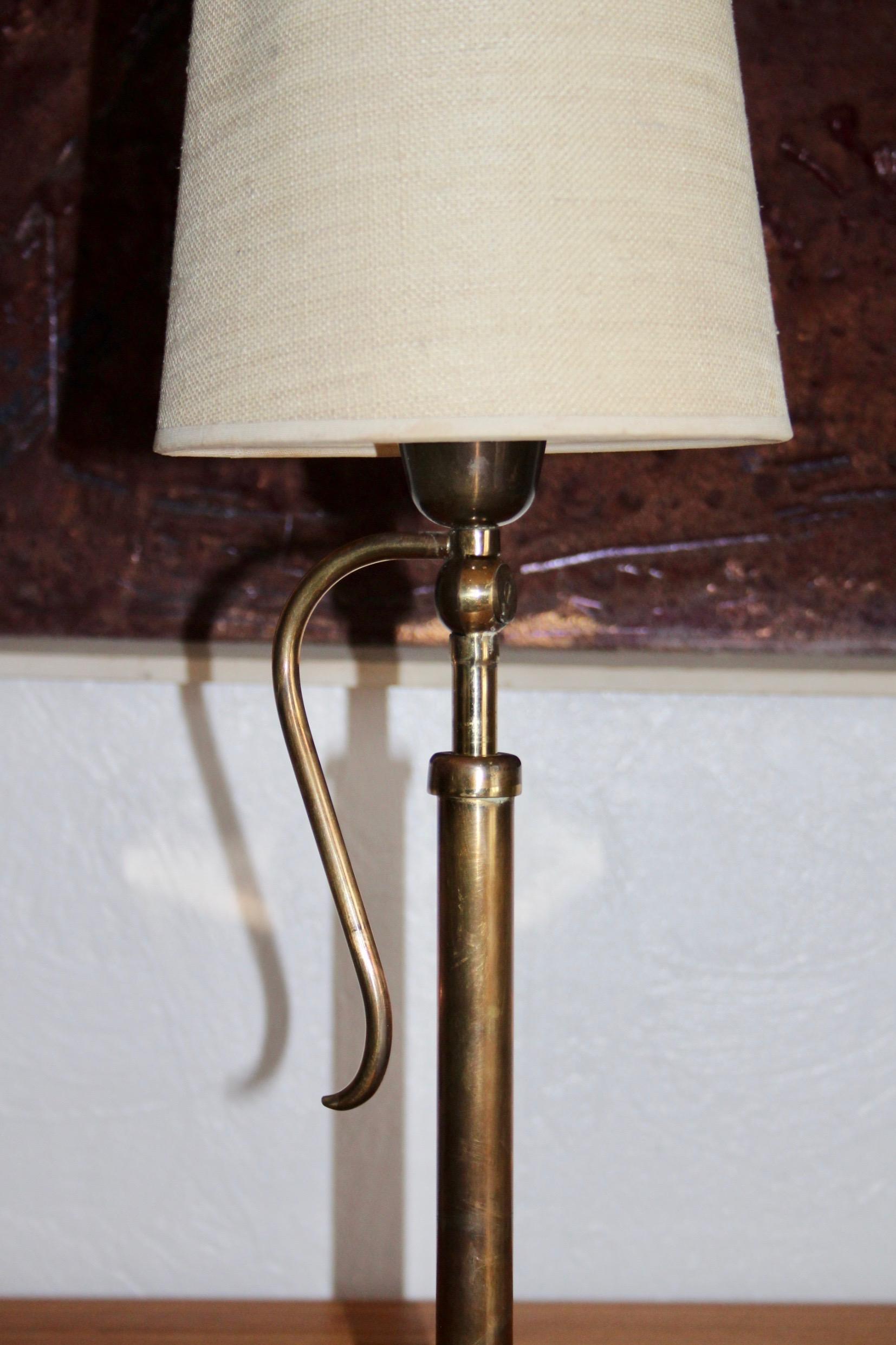lampe en laiton inclinable en vente 1