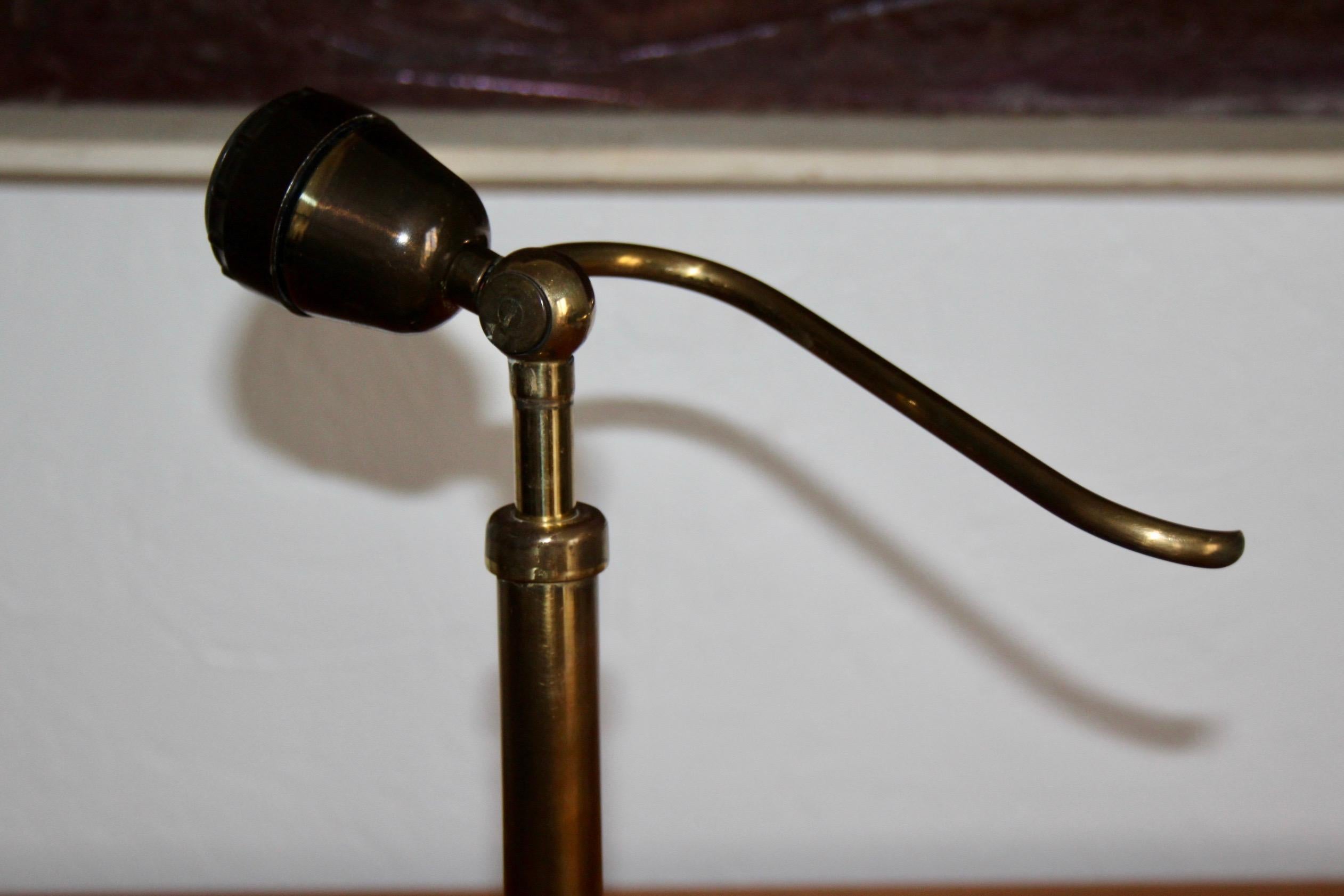 lampe en laiton inclinable en vente 2