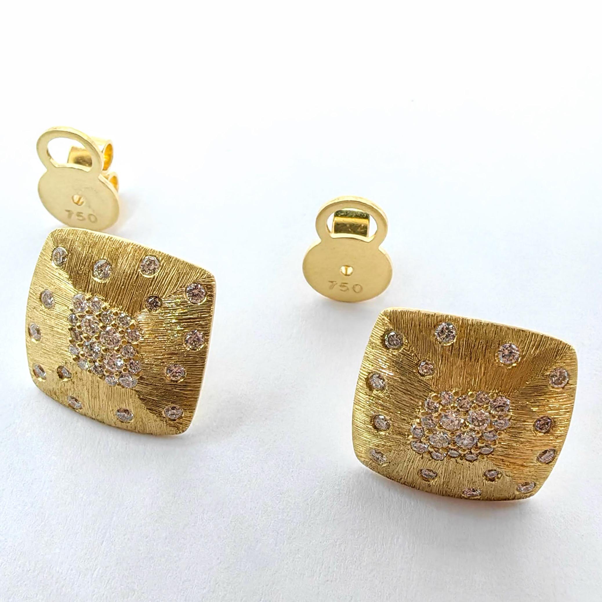 Boucles d'oreilles en or jaune 18 carats avec diamants taillés en rond, finition brossée en vente 4