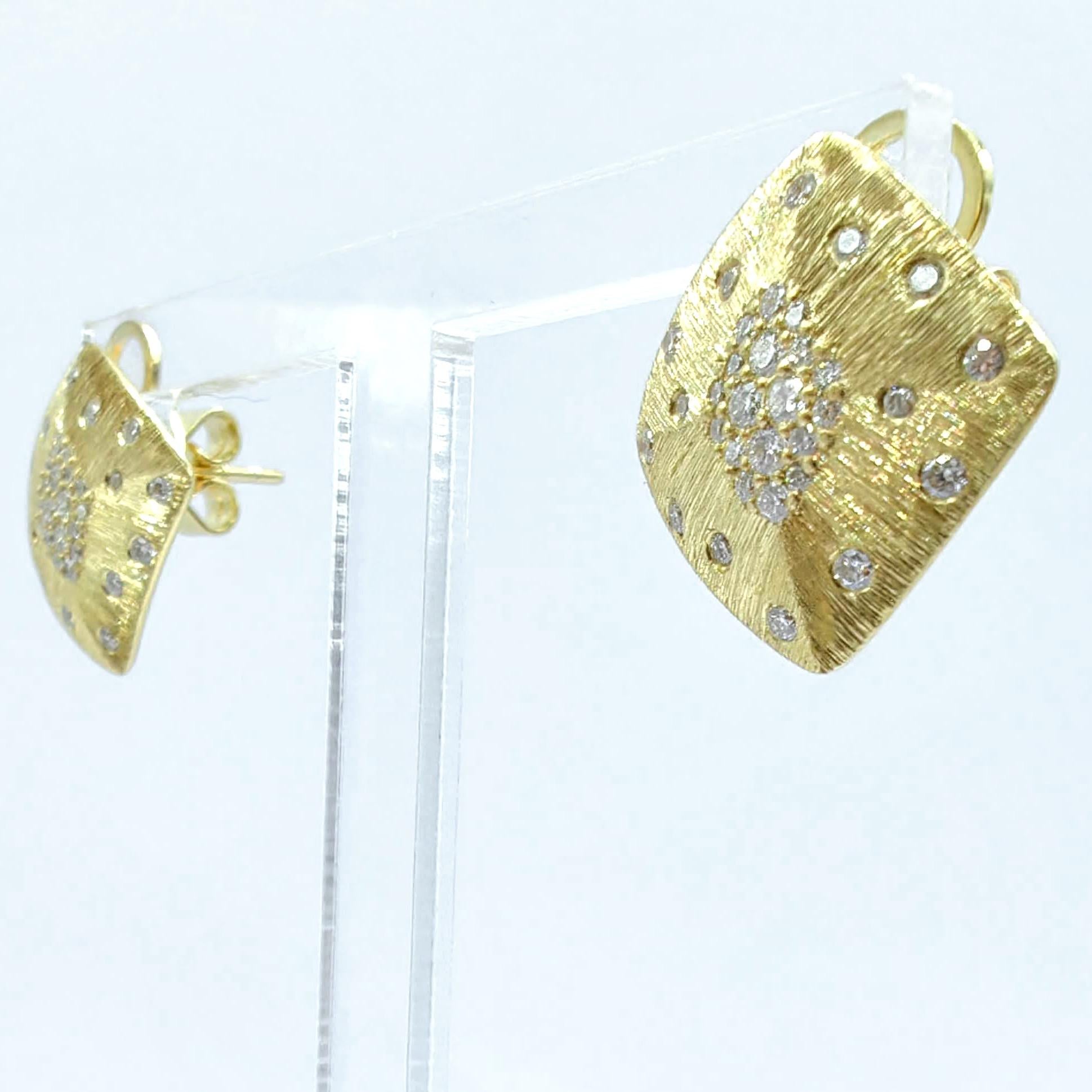 Contemporain Boucles d'oreilles en or jaune 18 carats avec diamants taillés en rond, finition brossée en vente
