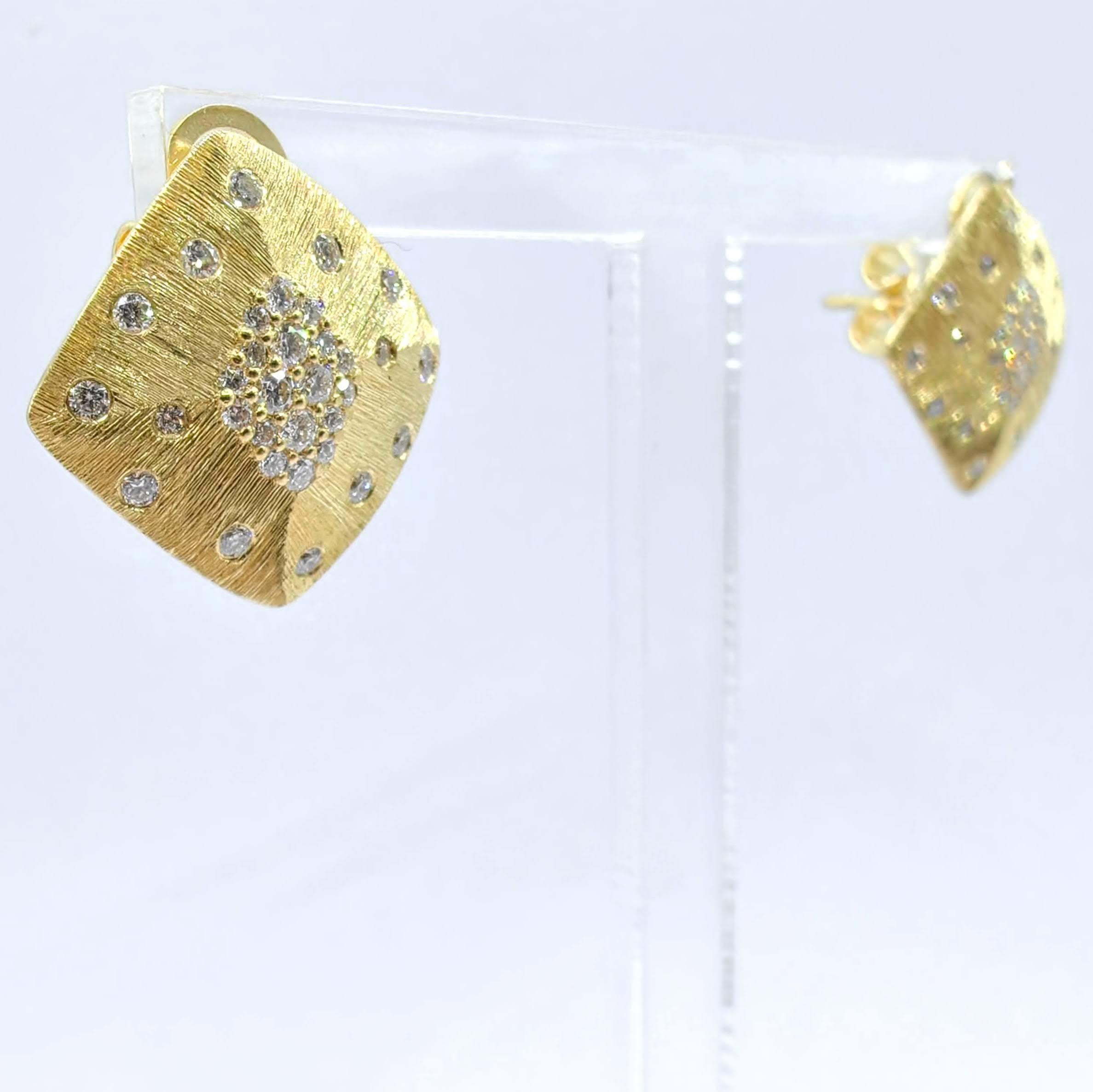 Taille ronde Boucles d'oreilles en or jaune 18 carats avec diamants taillés en rond, finition brossée en vente