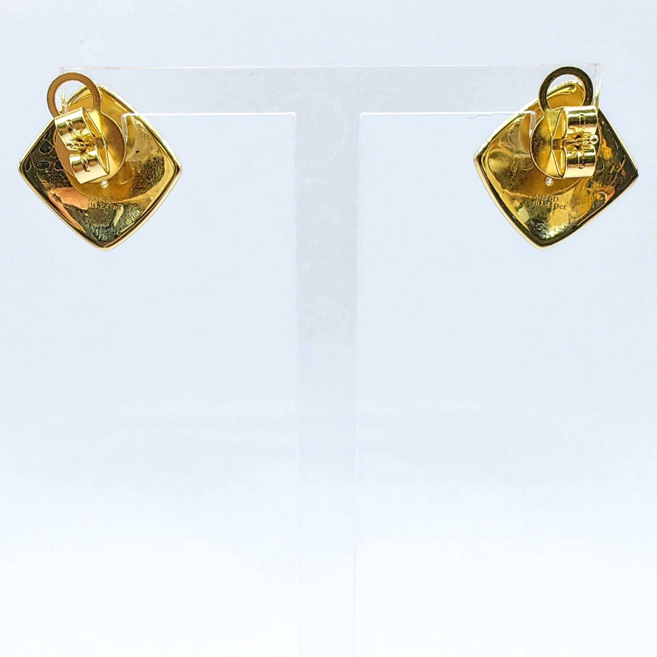 Boucles d'oreilles en or jaune 18 carats avec diamants taillés en rond, finition brossée Neuf - En vente à Wan Chai District, HK