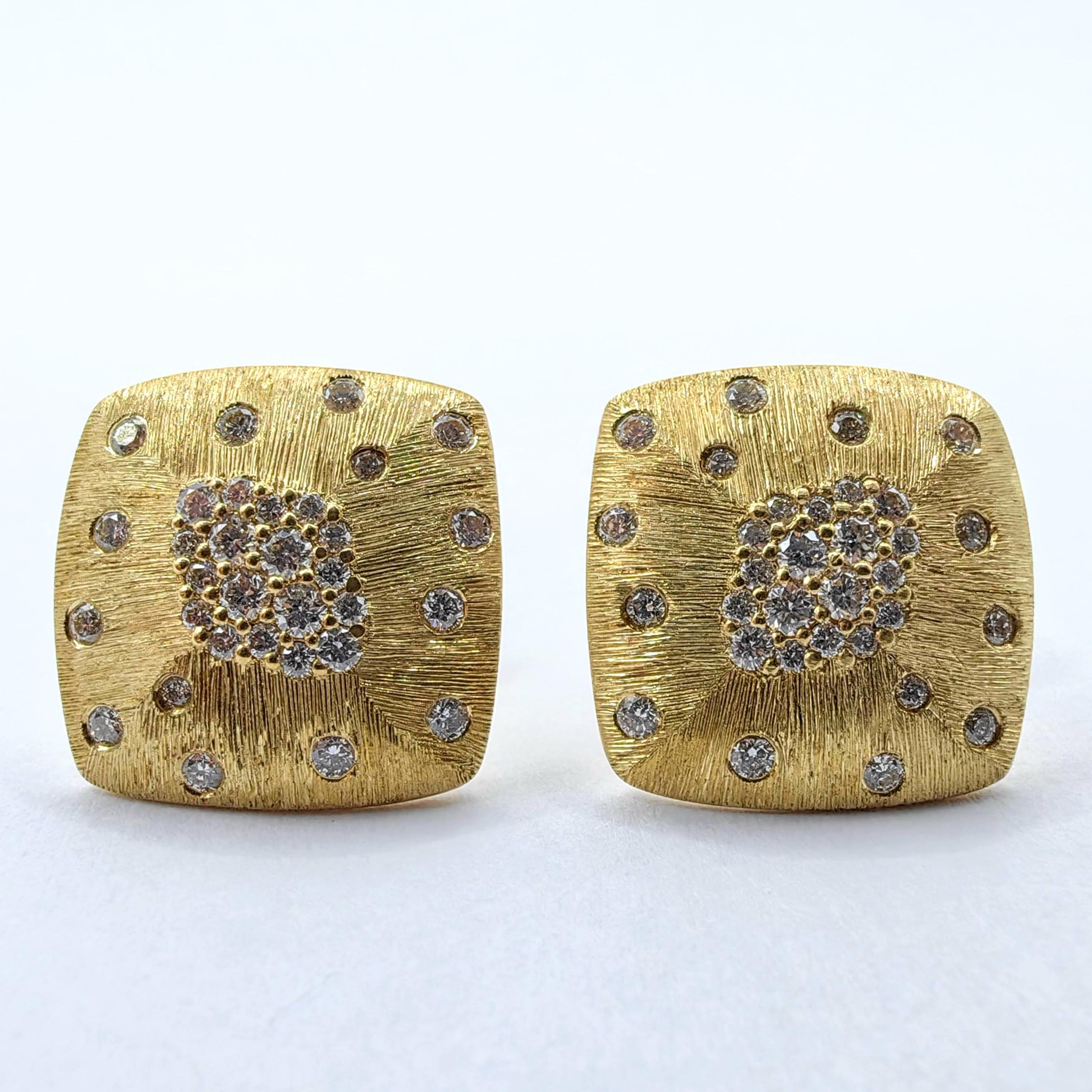 Boucles d'oreilles en or jaune 18 carats avec diamants taillés en rond, finition brossée Pour femmes en vente