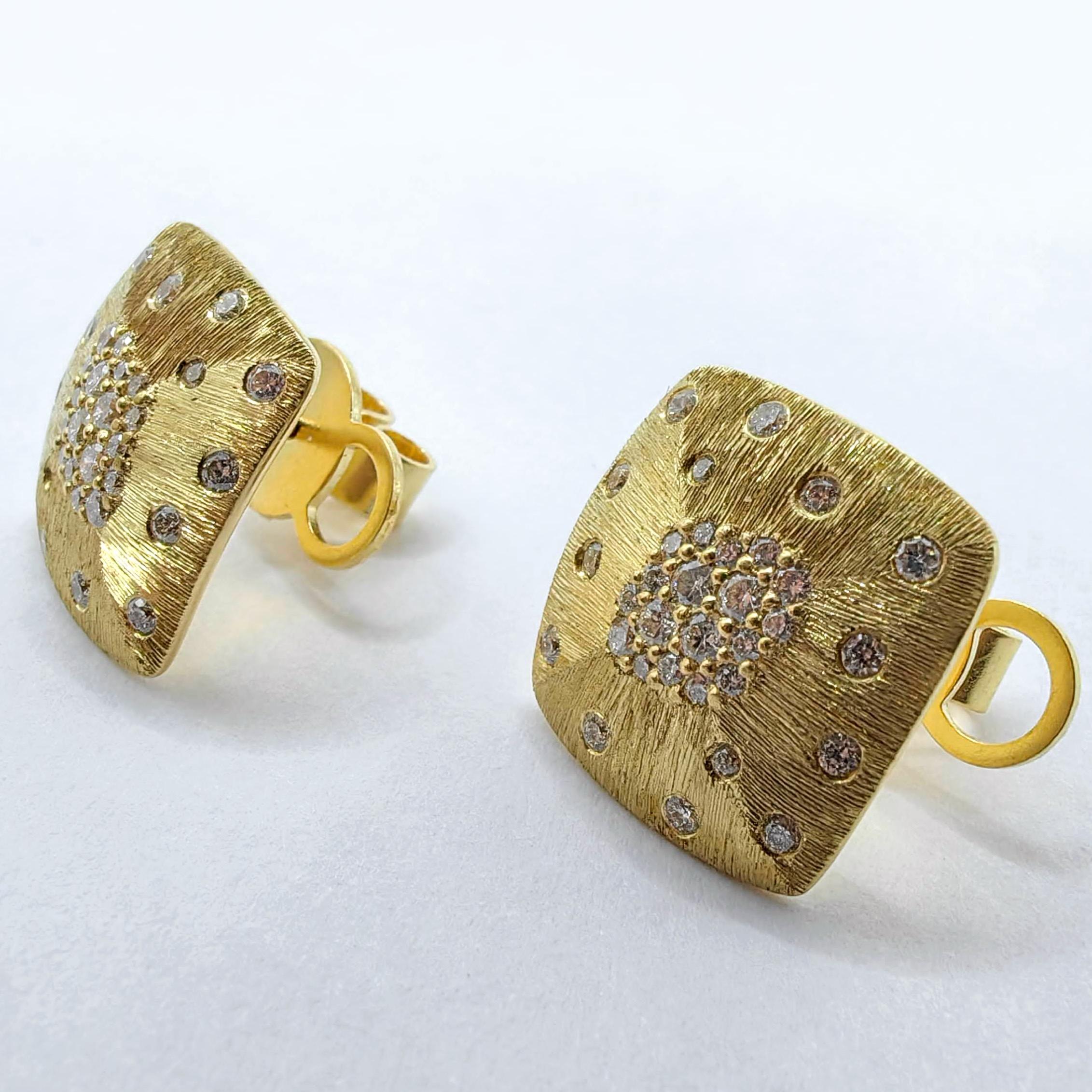 Boucles d'oreilles en or jaune 18 carats avec diamants taillés en rond, finition brossée en vente 1