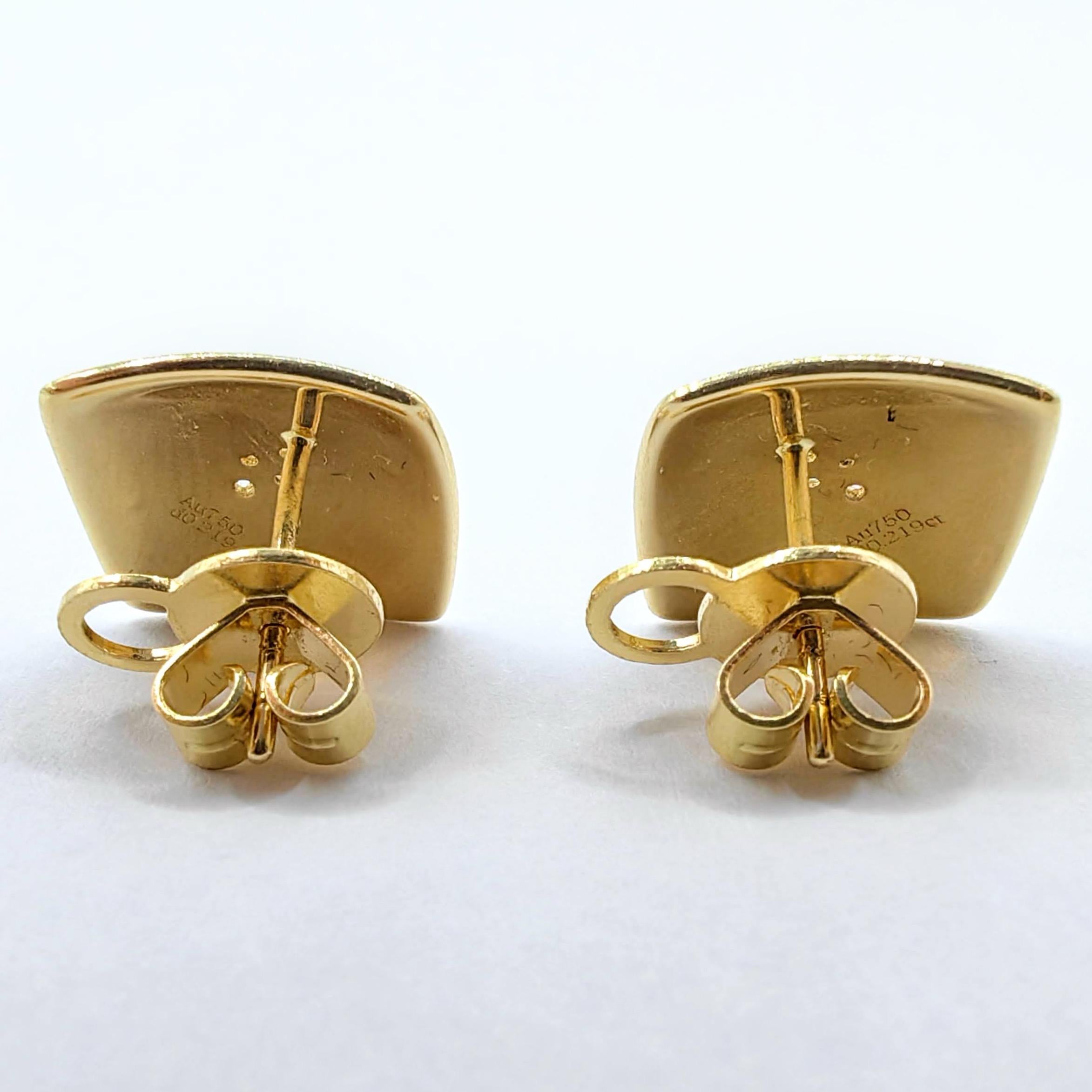 Boucles d'oreilles en or jaune 18 carats avec diamants taillés en rond, finition brossée en vente 2