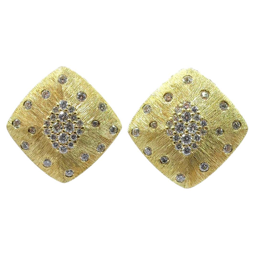 Orecchini con diamanti quadrati inclinati e taglio rotondo con finitura spazzolata in oro giallo 18 carati