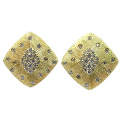 Orecchini con diamanti quadrati inclinati e taglio rotondo con finitura spazzolata in oro giallo 18 carati