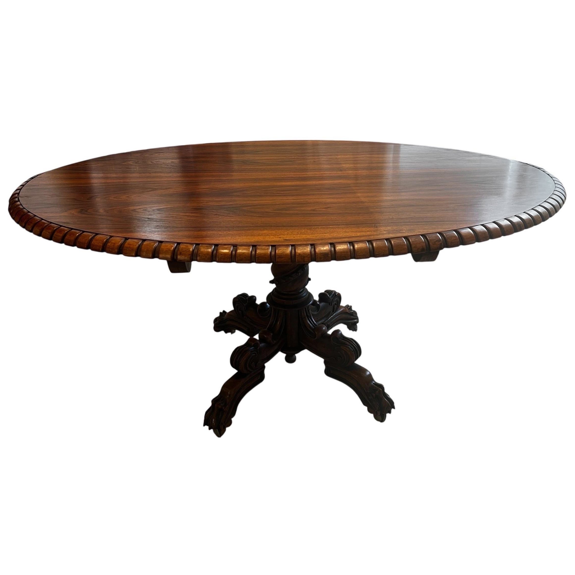 Table ovale basculante en palissandre de l
époque coloniale ou table de petit déjeuner avec base sculptée