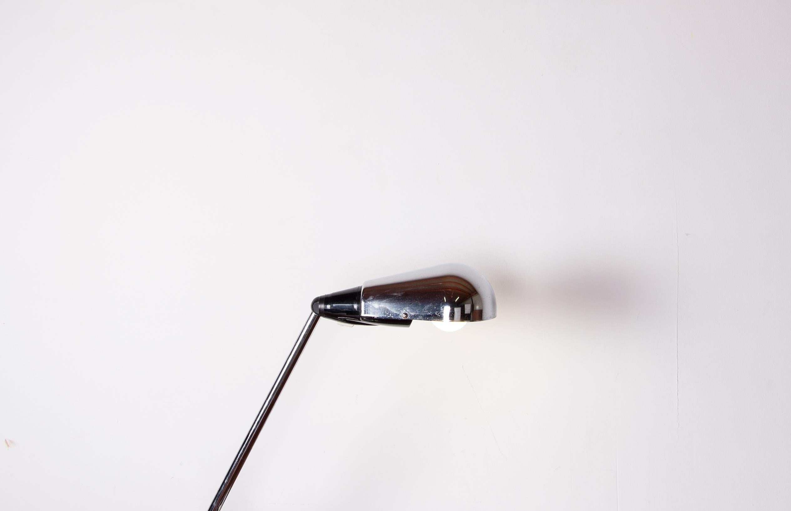 Importante lampe de bureau en acier brossé avec bras et tête amovible, sur base sphérique. Couvercle lumineux de forme ovoïde. Circa 1960.