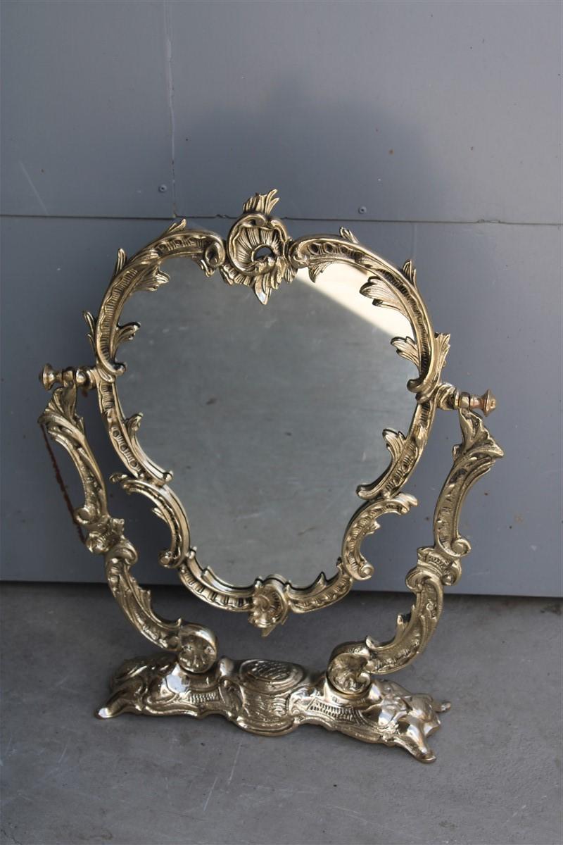 Miroir de table basculant en laiton design italien baroque du milieu du siècle.