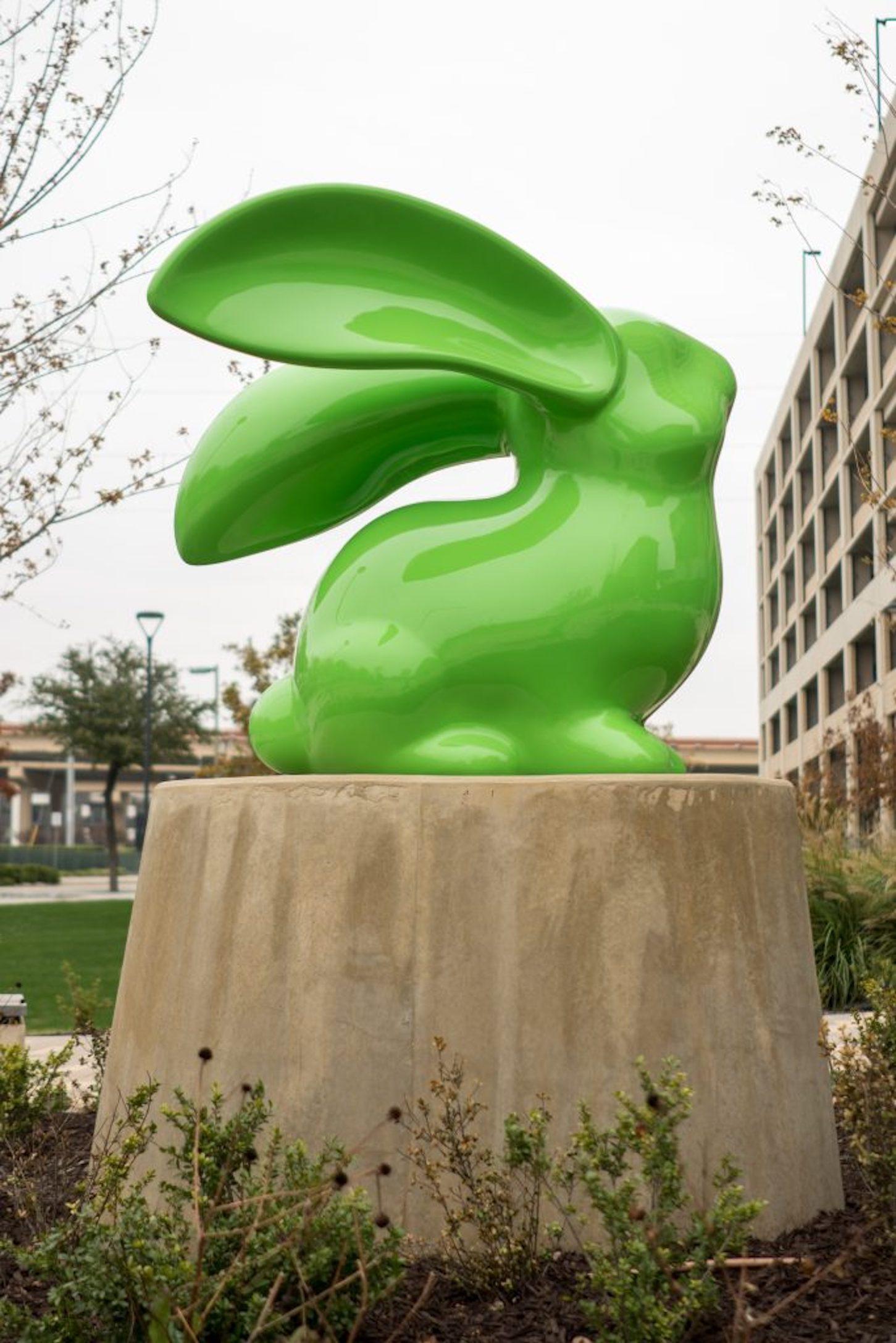 Sculpture d'extérieur, le lapin est créé en fibre de verre avec de l'émail et de la peinture automobile. Cette sculpture a été créée pour être placée à l'extérieur, dans n'importe quel environnement.
la base 