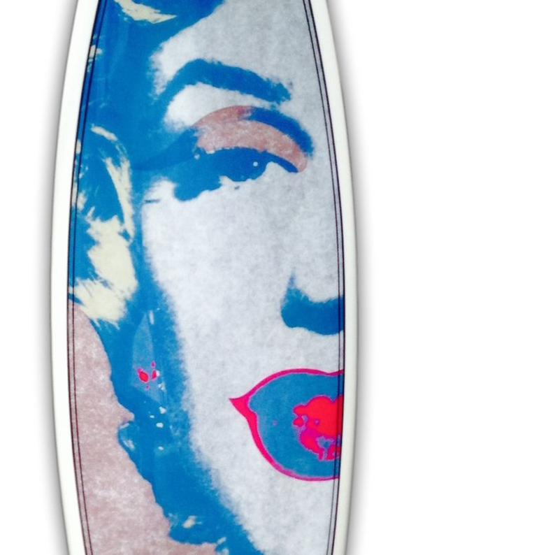 Andy Warhol
Marilyn Sand Surfbrett, 2014
78 Zoll (198 cm)
Swallow Tail Surfbrett; Limitierte Auflage von 12 Stück plus 2 AP
Handgefertigt; Polyesterharz; handgeformter Polyurethanschaum; digital bedruckter Stoff.

Produziert von Tim Bessell