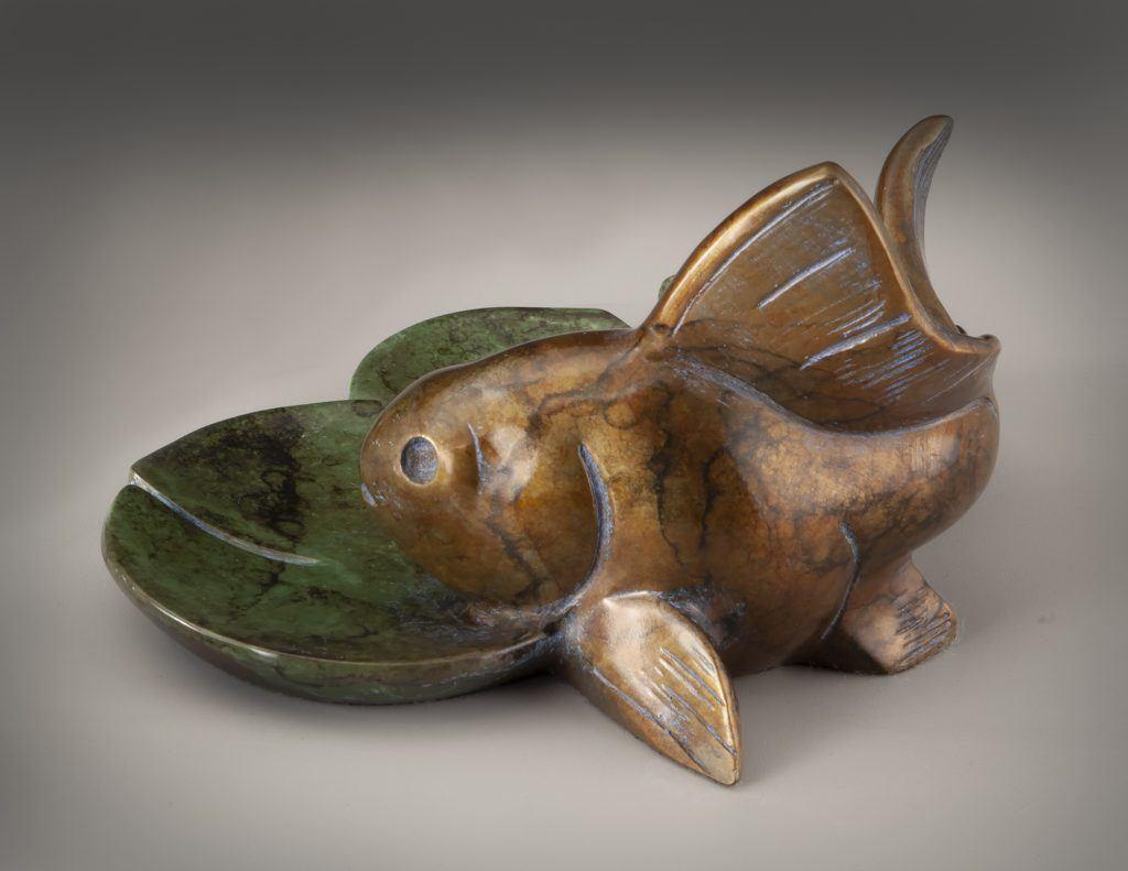 Prospérité - Bac à poissons rouges - Réalisme Sculpture par Tim Cherry