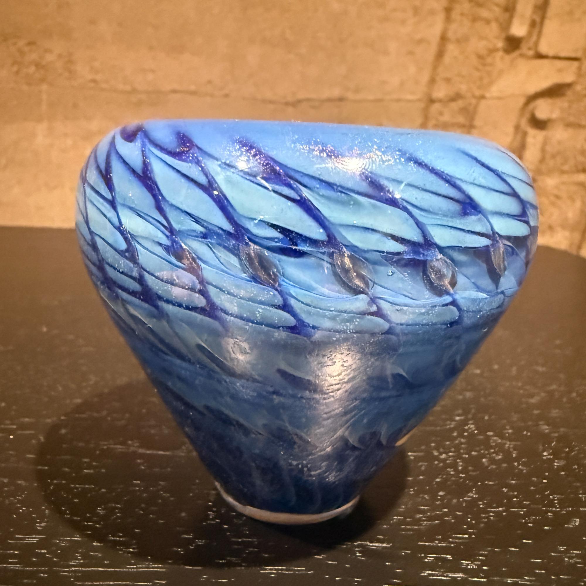 Para tu consideración, un jarrón de vidrio artístico diseñado por Tim Lazer (firmado en la parte inferior). Tonos azules en movimiento de remolino. Posmoderna , fechada en 1990.

Dimensiones: 3,5
