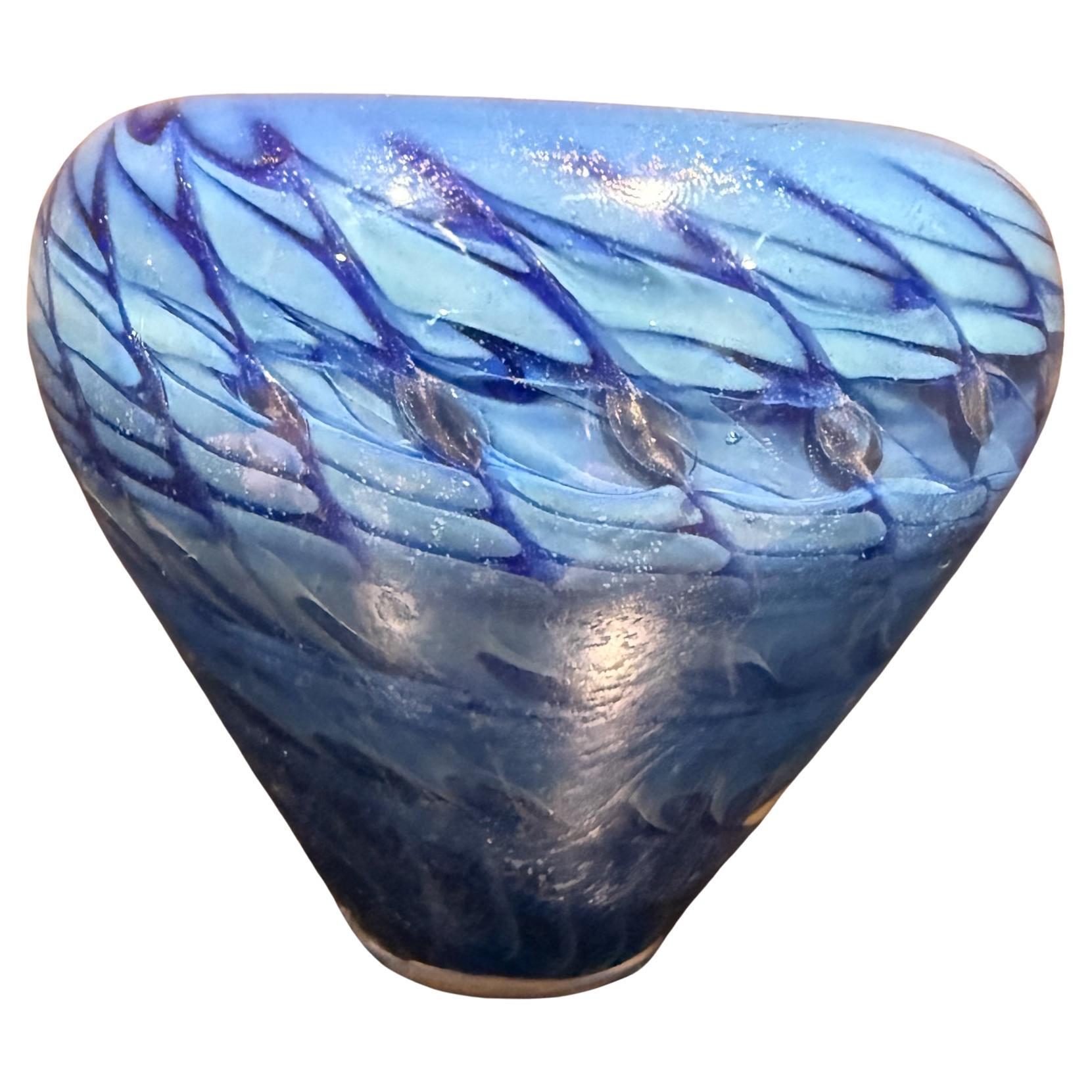 Tim Lazer Jarrón de vidrio artístico Azul Postmoderno 1990 en venta