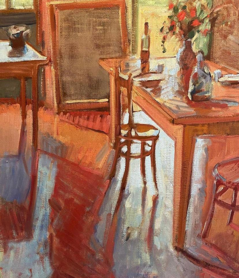 Une peinture à l'huile d'un intérieur, une maison de campagne en Toscane. C'est en fait la salle à manger d'un collègue peintre, Ben Fenske. La lumière naturelle pénètre par les fenêtres et une porte ouverte. Une table en bois se trouve au centre,