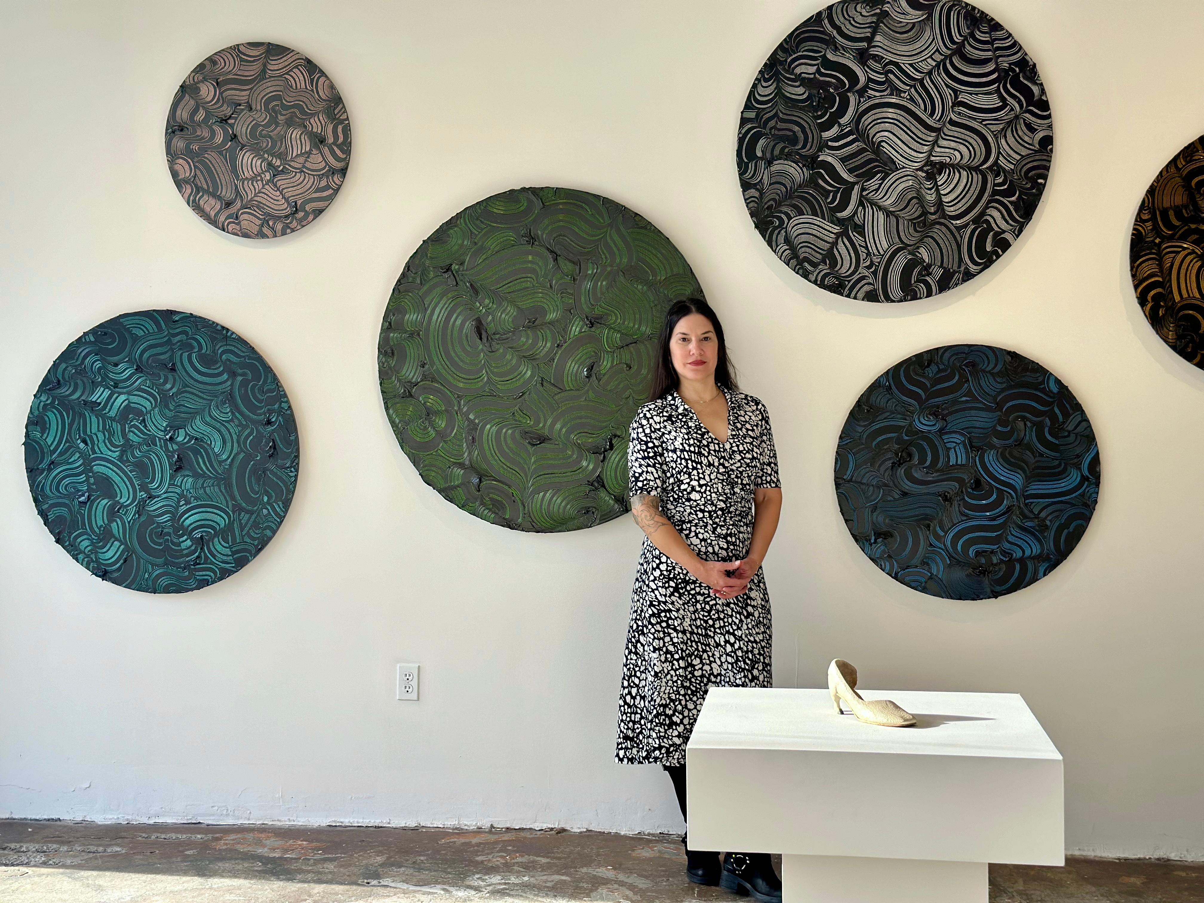 El Sereno - Green textured contemporary painting, colorful strokes, round format For Sale 5