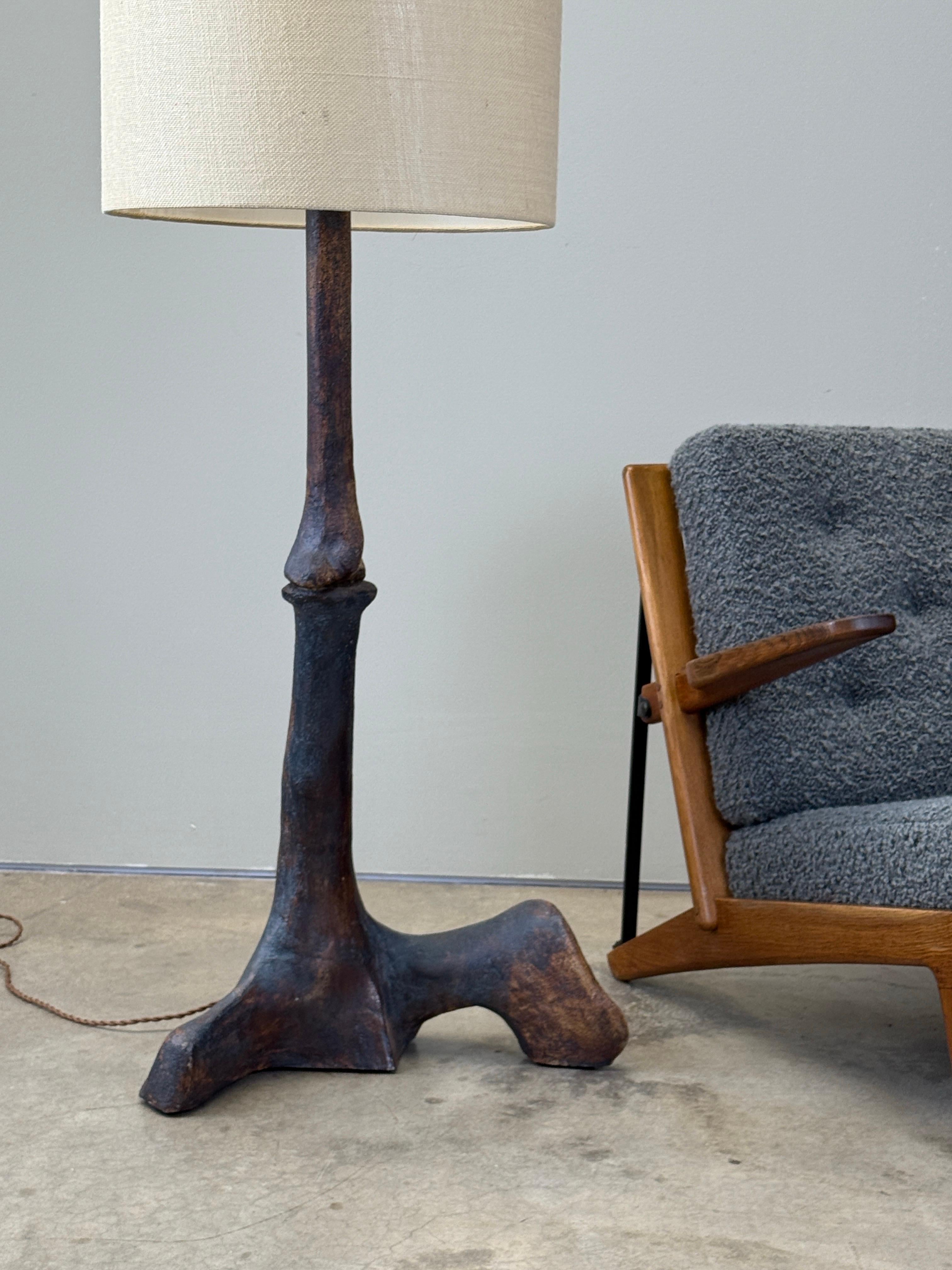 Rara lámpara de pie de cerámica a gran escala de Tim Orr, años 70. 