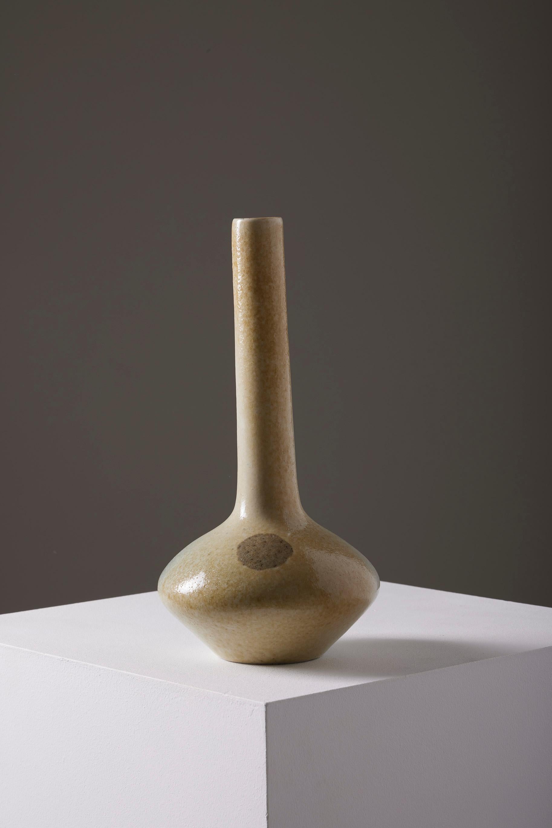 Vase en céramique dans les tons gris/beige du designer anglais Tim Orr (1940-1989) dans les années 1970. Estampillé sur la face inférieure. Très bon état.
LP1858