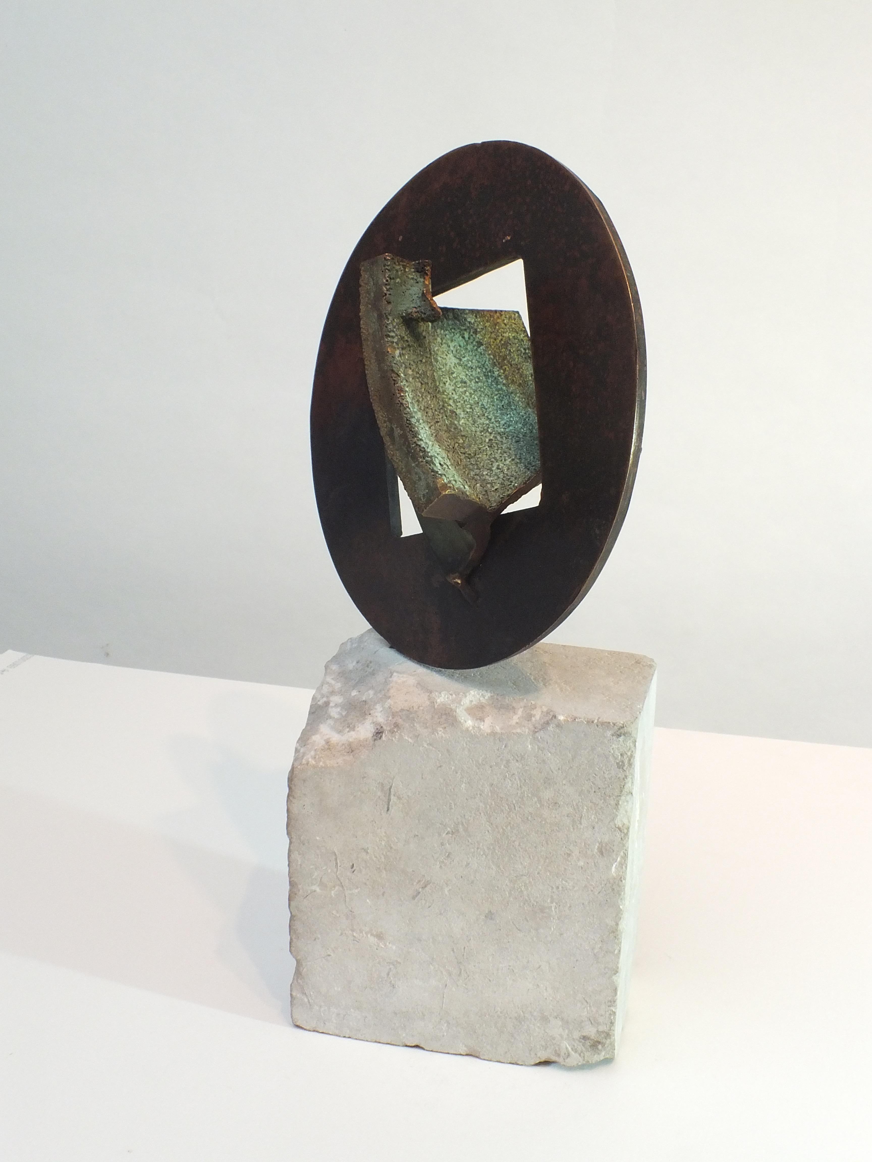 Bell Stein:  Zeitgenössische Skulptur aus gegossener Bronze – Sculpture von Tim Rawlins