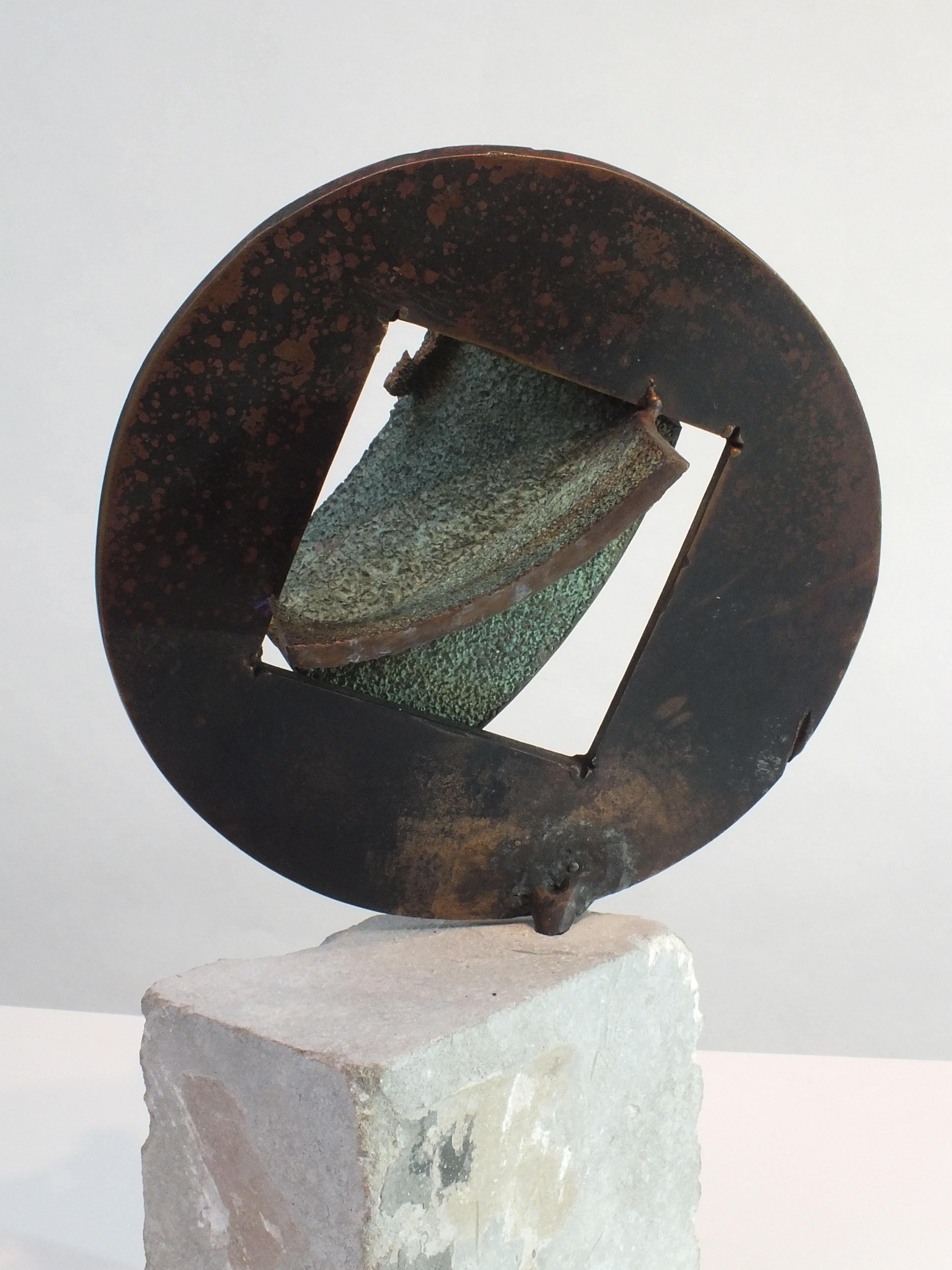 Bell Stein:  Zeitgenössische Skulptur aus gegossener Bronze (Gold), Nude Sculpture, von Tim Rawlins