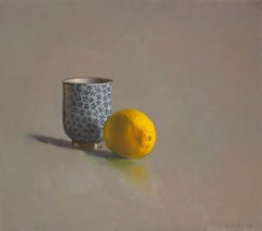 Coupe japonaise avec citron, nature morte originale peinte à l'huile par Tim Snowdon