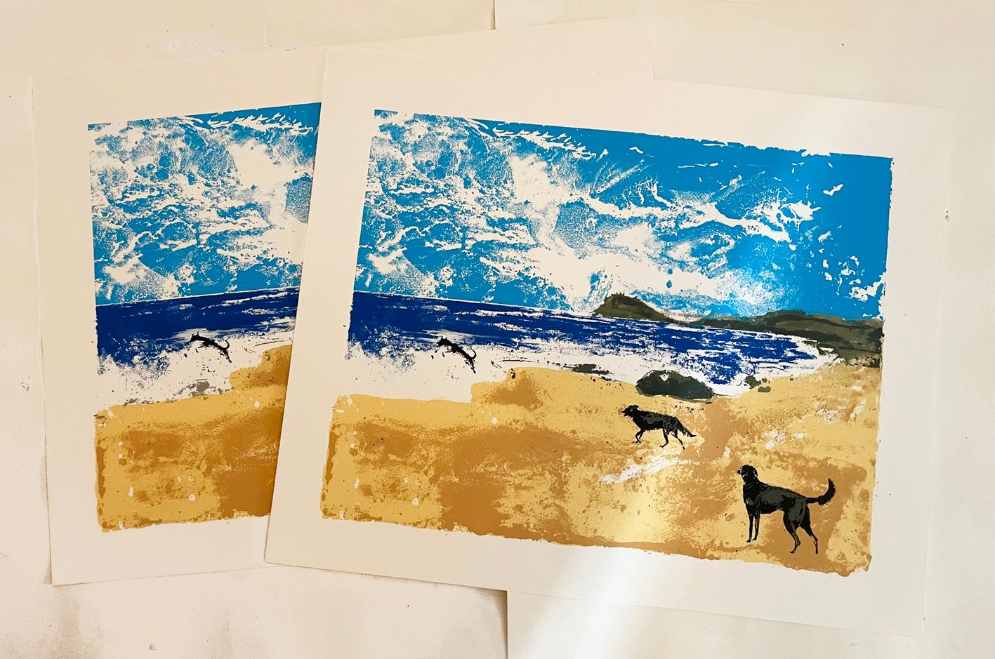 Trois chiens s'amusent sur une plage déserte. Cette sérigraphie en 6 couleurs est réalisée sur un papier lourd de 300 grammes fabriqué à la main à St Cuthbert's Mill dans le Somerset. L'impression est réalisée en imprimant chaque couleur séparément,