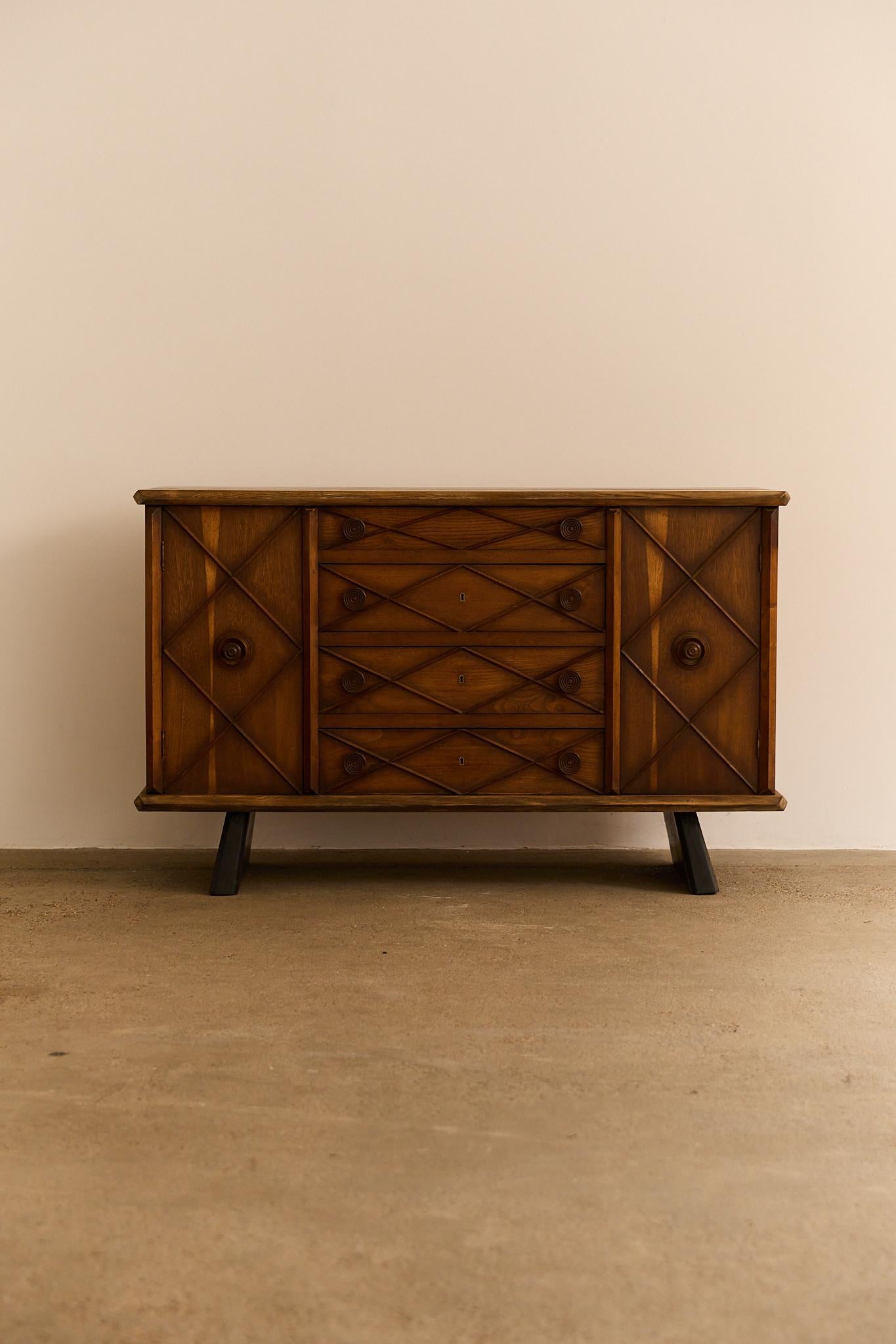 Elegante comò/cassettiera realizzato con accenti in legno ebanizzato e dettagli in buxus. Questo raffinato pezzo riflette il sofisticato artigianato italiano degli anni '40, combinando linee pulite con un sottile contrasto decorativo. Gianni