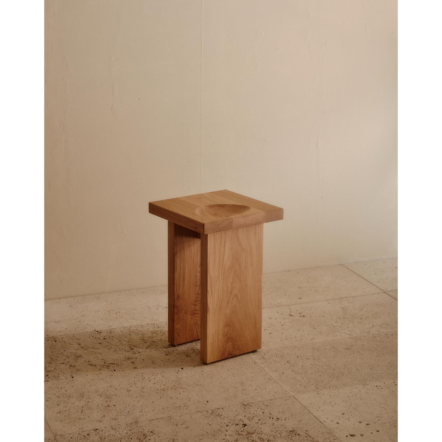 Scultura Timber Mazer 350 di Tom Fereday
Dimensioni: L. 35 x P. 35 x H. 55 cm
Materiali: Rovere e noce massicci.
Peso: 76 Kg. 

COLLECTION'S:
Mazer rappresenta una serie di sculture geometriche, ognuna delle quali è una celebrazione della bellezza
