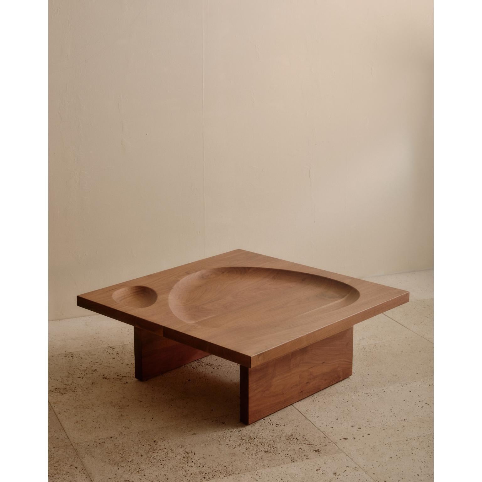 Scultura Timber Mazer 900 di Tom Fereday
Dimensioni: L. 90 x P. 90 x H. 35 cm
Materiali: Rovere e noce massicci.

COLLECTION'S:
Mazer rappresenta una serie di sculture geometriche, ognuna delle quali è una celebrazione della bellezza fondamentale e