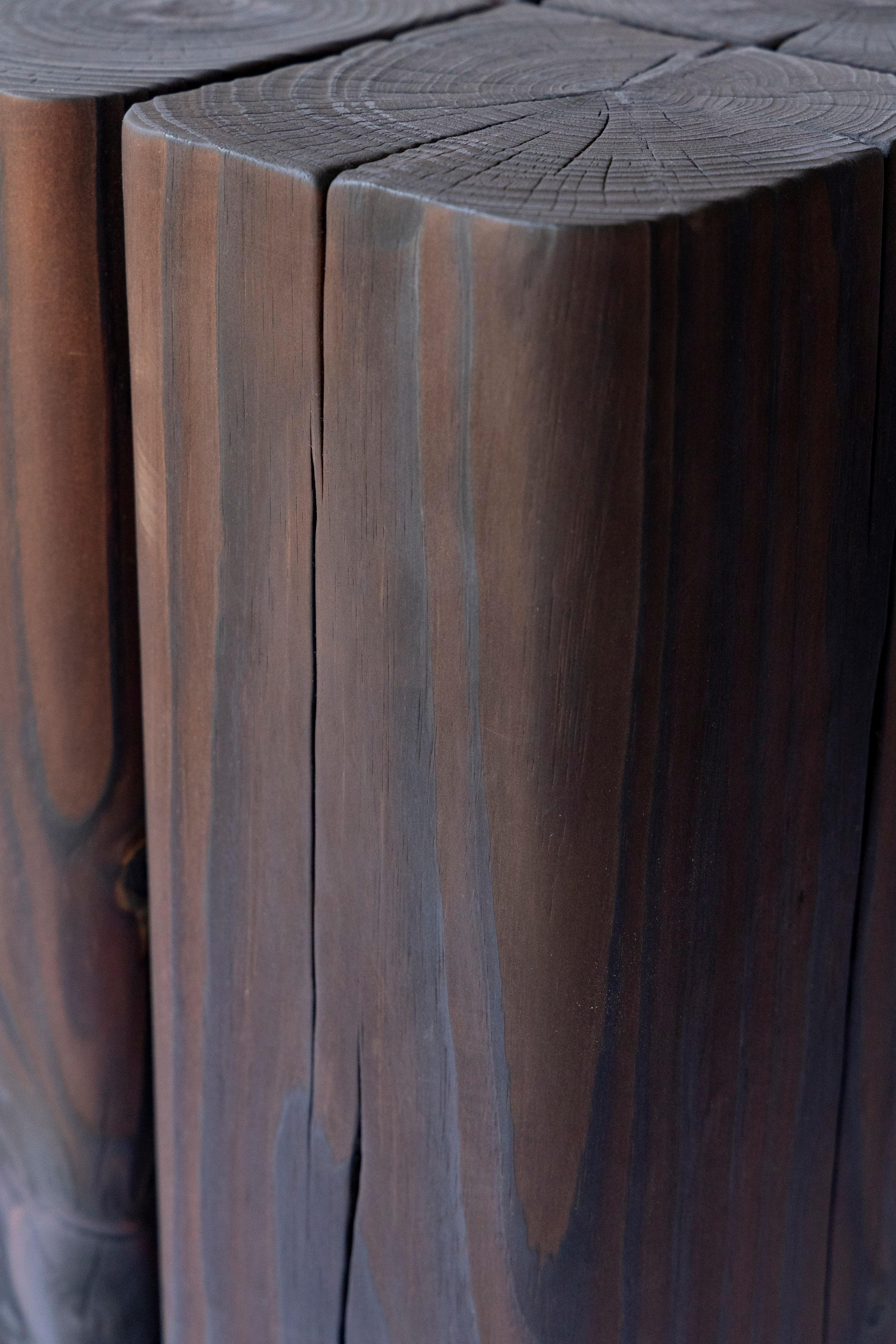 La table d'appoint Timber est fabriquée à partir de sections 6×6 de pin blanc de l'Est récupérées sur des chutes de charpente architecturale. Le bois arrive vert et est soigneusement façonné et assemblé pour former cette table robuste. La pièce est