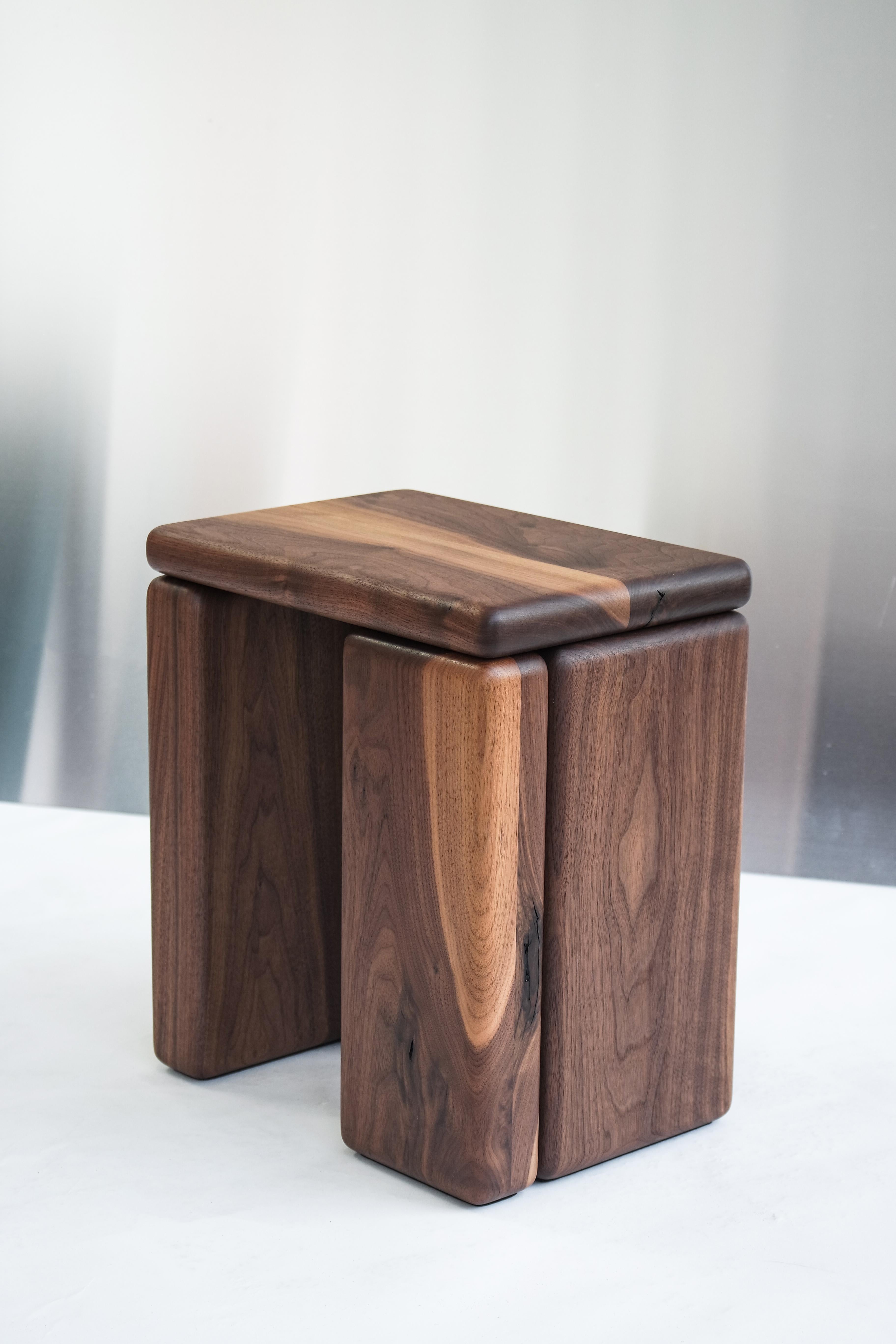 Timber Stool Walnut by Onno Adriaanse In New Condition For Sale In Geneve, CH