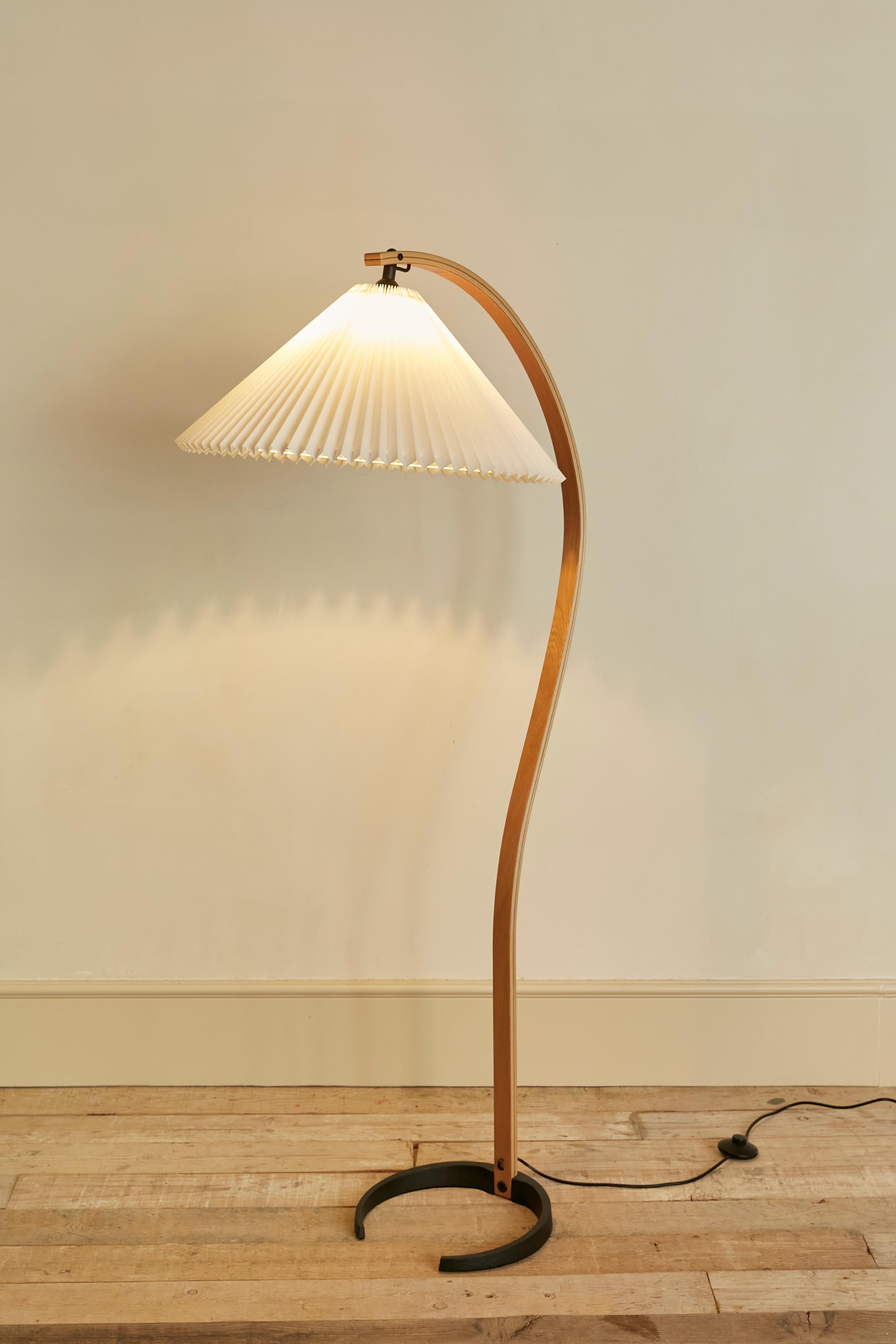 The Timberline floor lamp is a sculptural element. Designed in the 1970s by Mads Caprani, it quickly became an international reference. The thoughtful design, such as the inset lanyard and adjustable steering screen, show Caprani's attention to