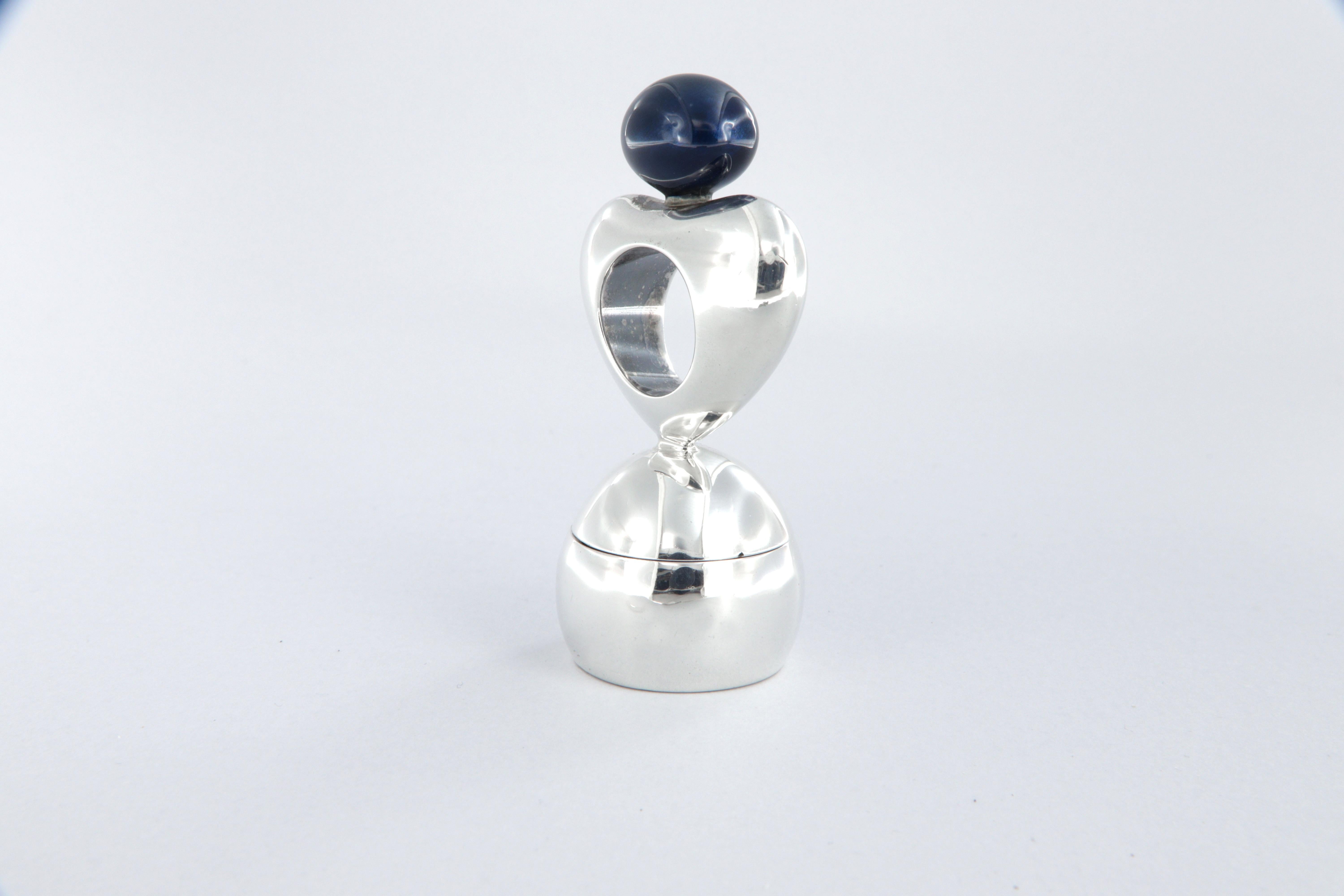 Timbro da scrivania La Nouvelle Bague in argento sterling 925/ooo e smalto a fuoco blu.
Misure cm 7 x 3, peso complessivo g 125.
Il diametro per la gomma da realizzare per il timbro-sigillo è di mm 20.
La base circolare inferiore che ha funzione da