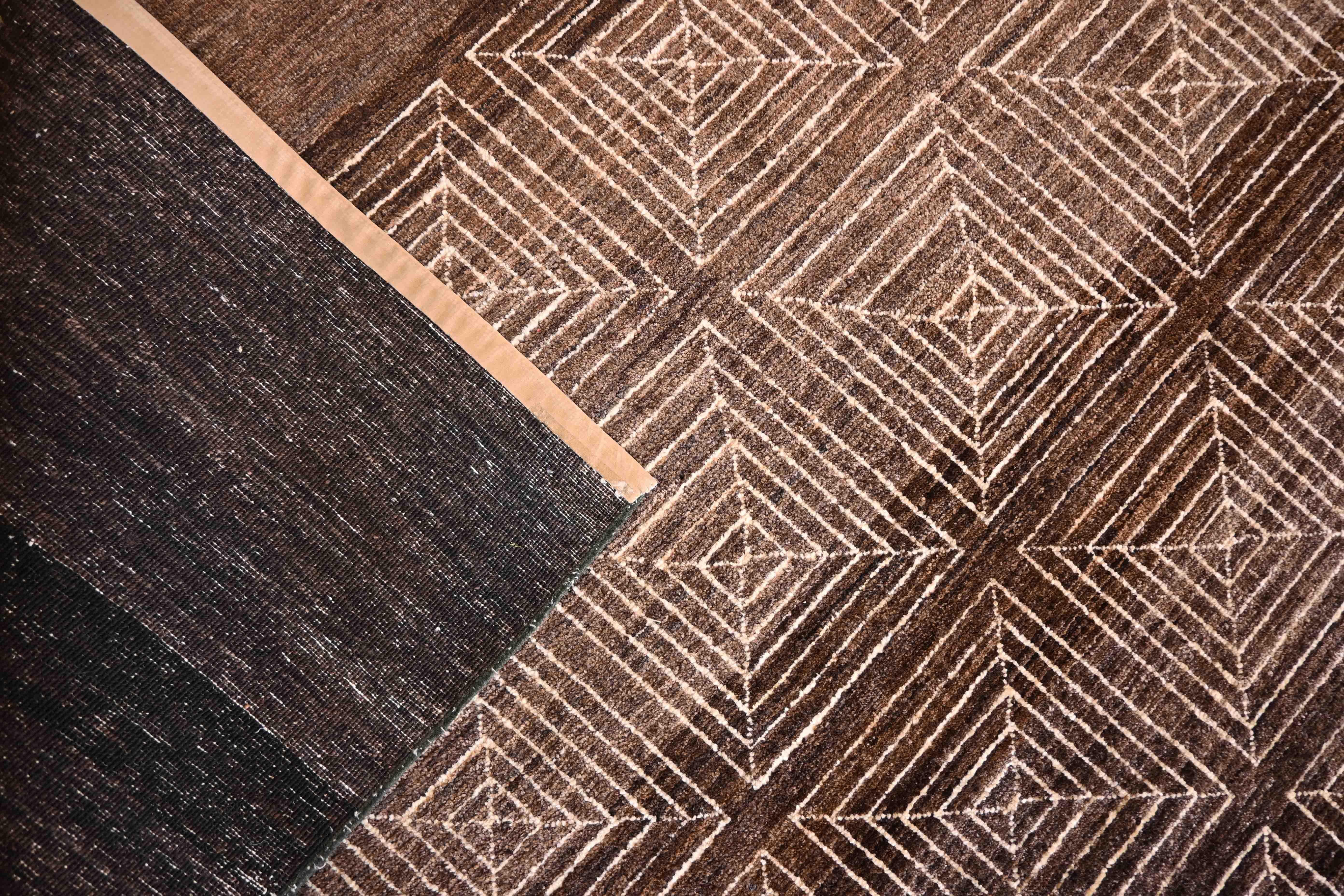 Time Flows - French Art Deco Rug, Circa 1940 - Wool Pile on Cotton - No. 1518
Period: 20th century
Style: Art Deco
Condition: Perfect condition
Material: Wool Pile on Cotton
Length: 250
Width: 270
Depth: 1.5 cm

In keeping with tradition, this
