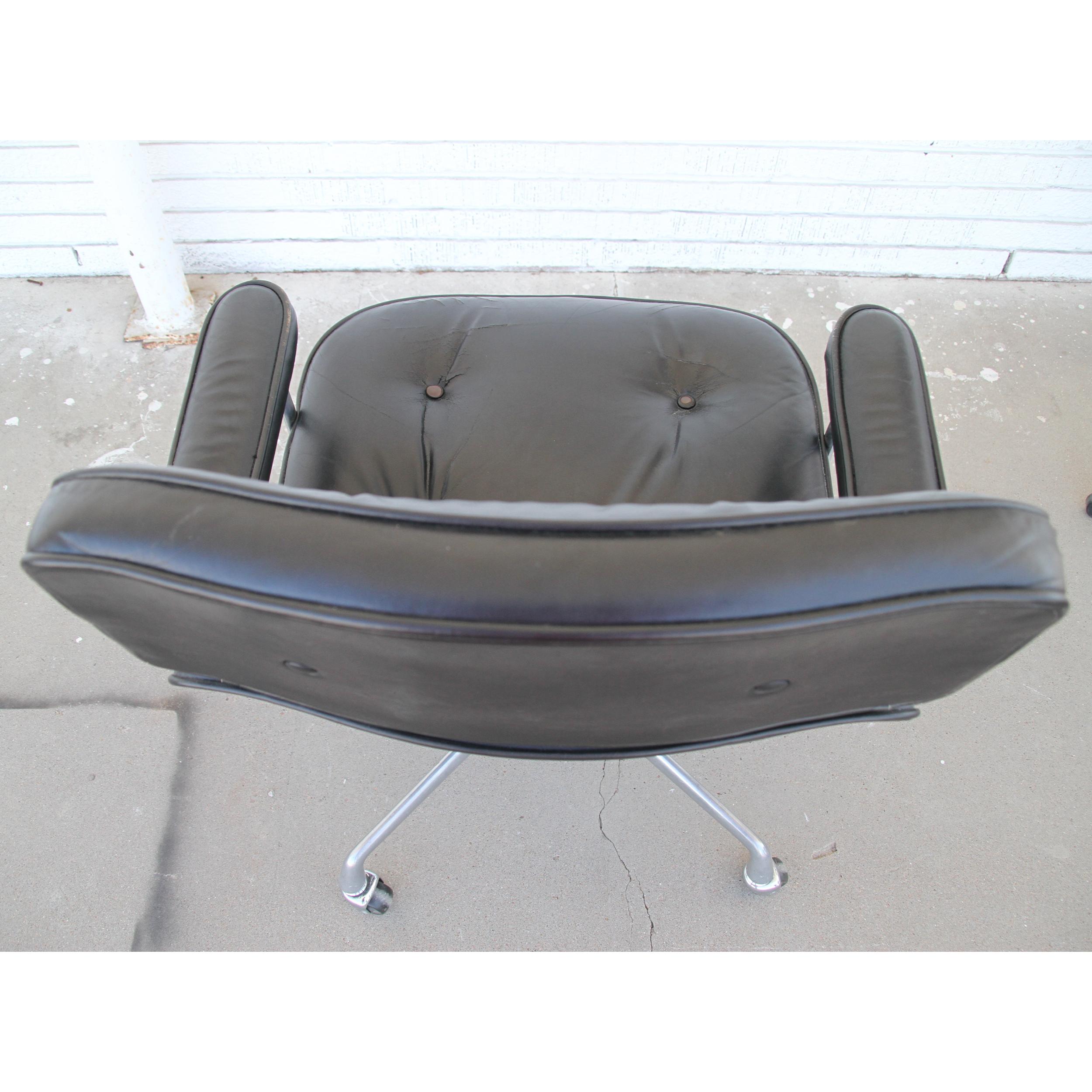 Leather Time life chair Herman Miller Charles and Ray Eames For Sale