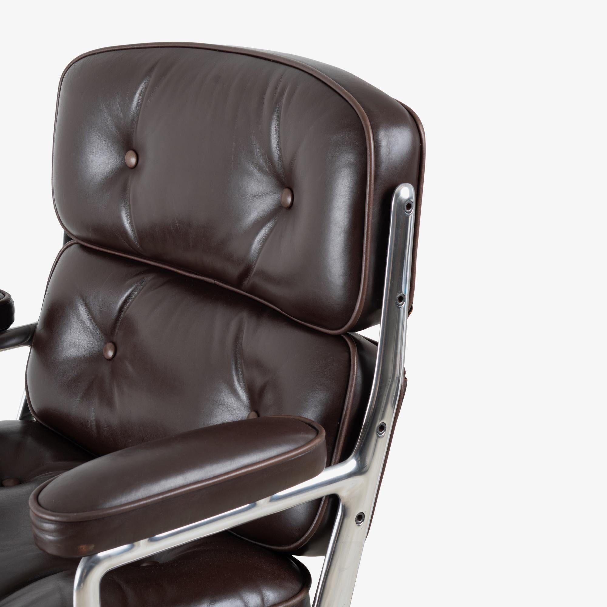 Sedia direzionale Time-Life in pelle color cioccolato Browning di Charles and Ray Eames 3