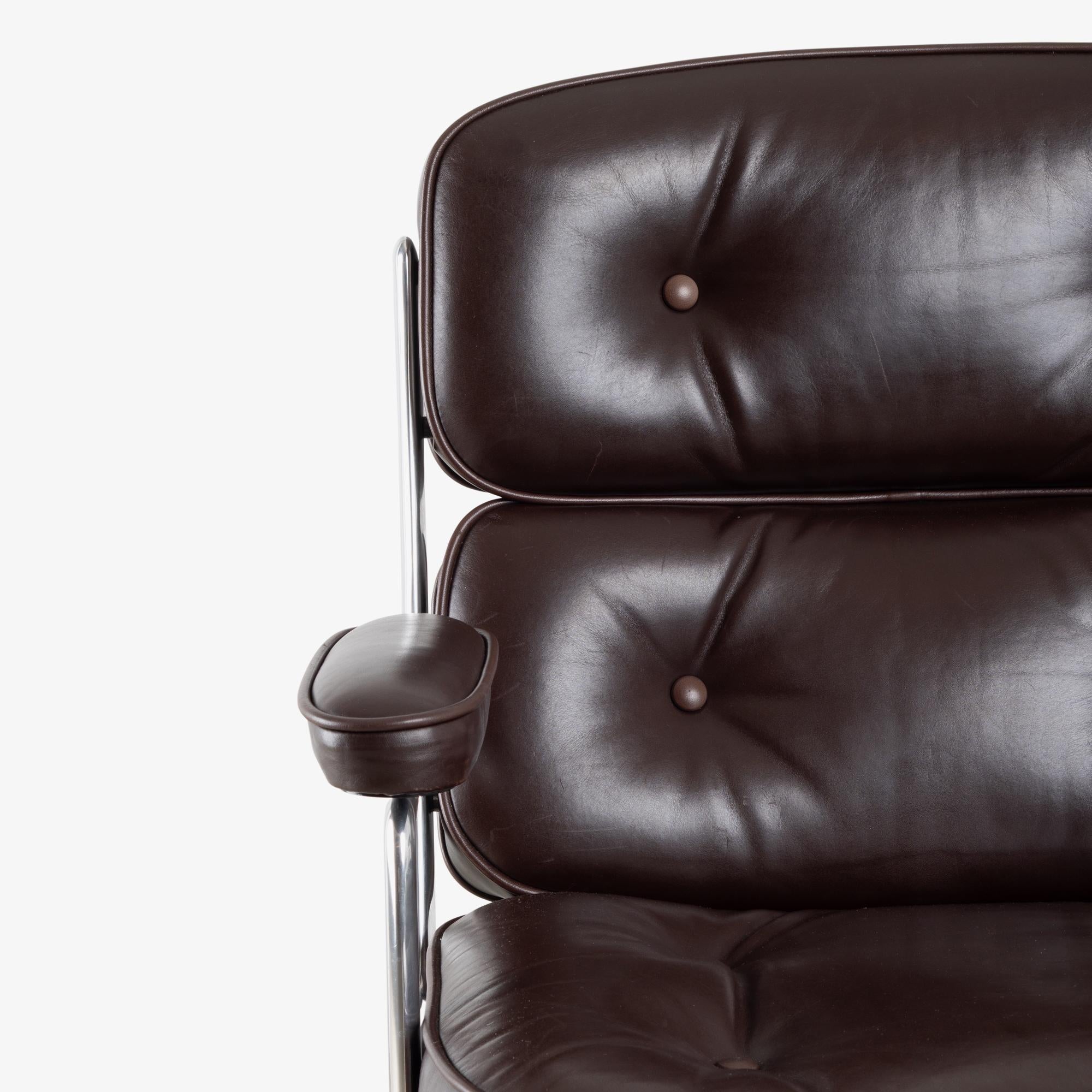 Sedia direzionale Time-Life in pelle color cioccolato Browning di Charles and Ray Eames 4