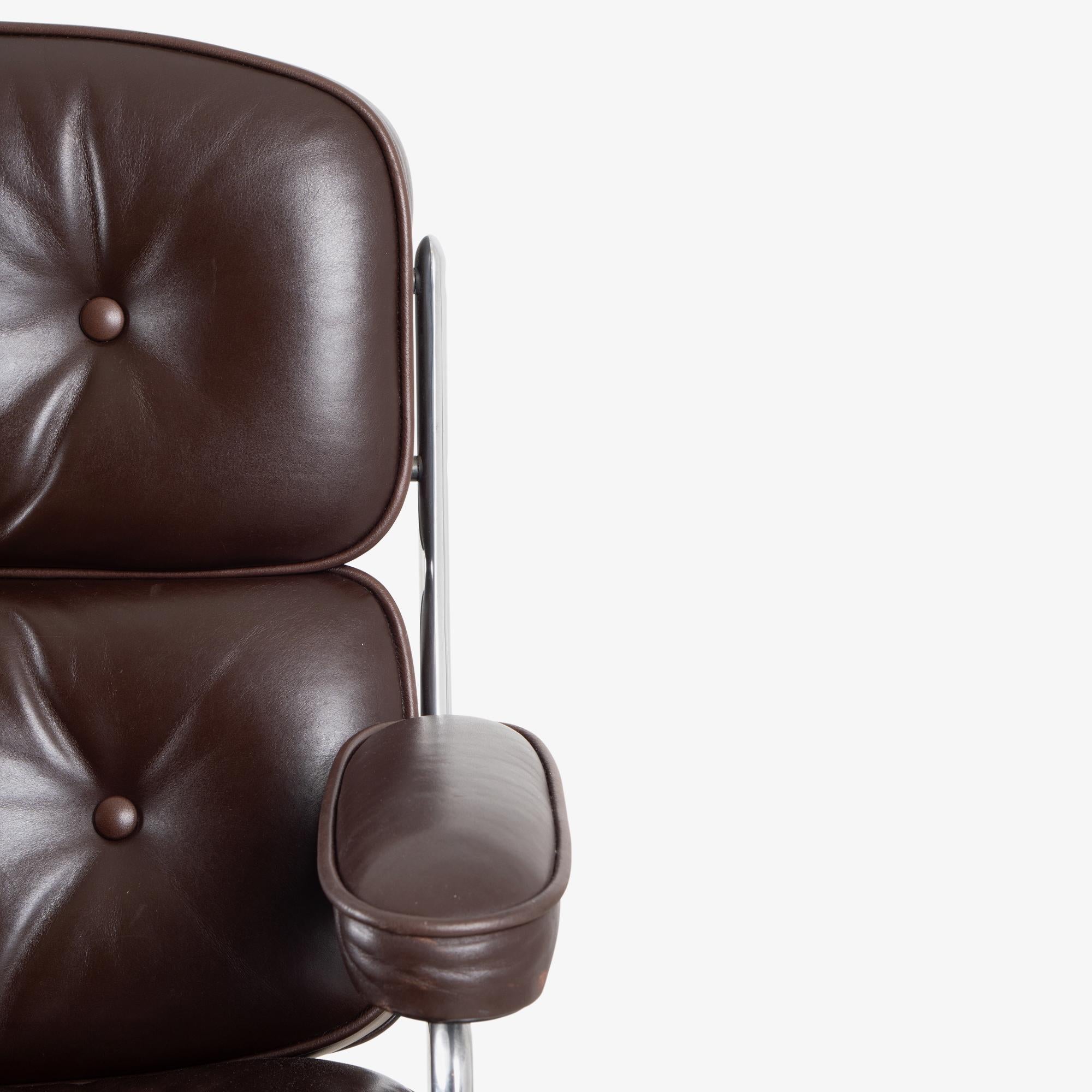 Sedia direzionale Time-Life in pelle color cioccolato Browning di Charles and Ray Eames 5