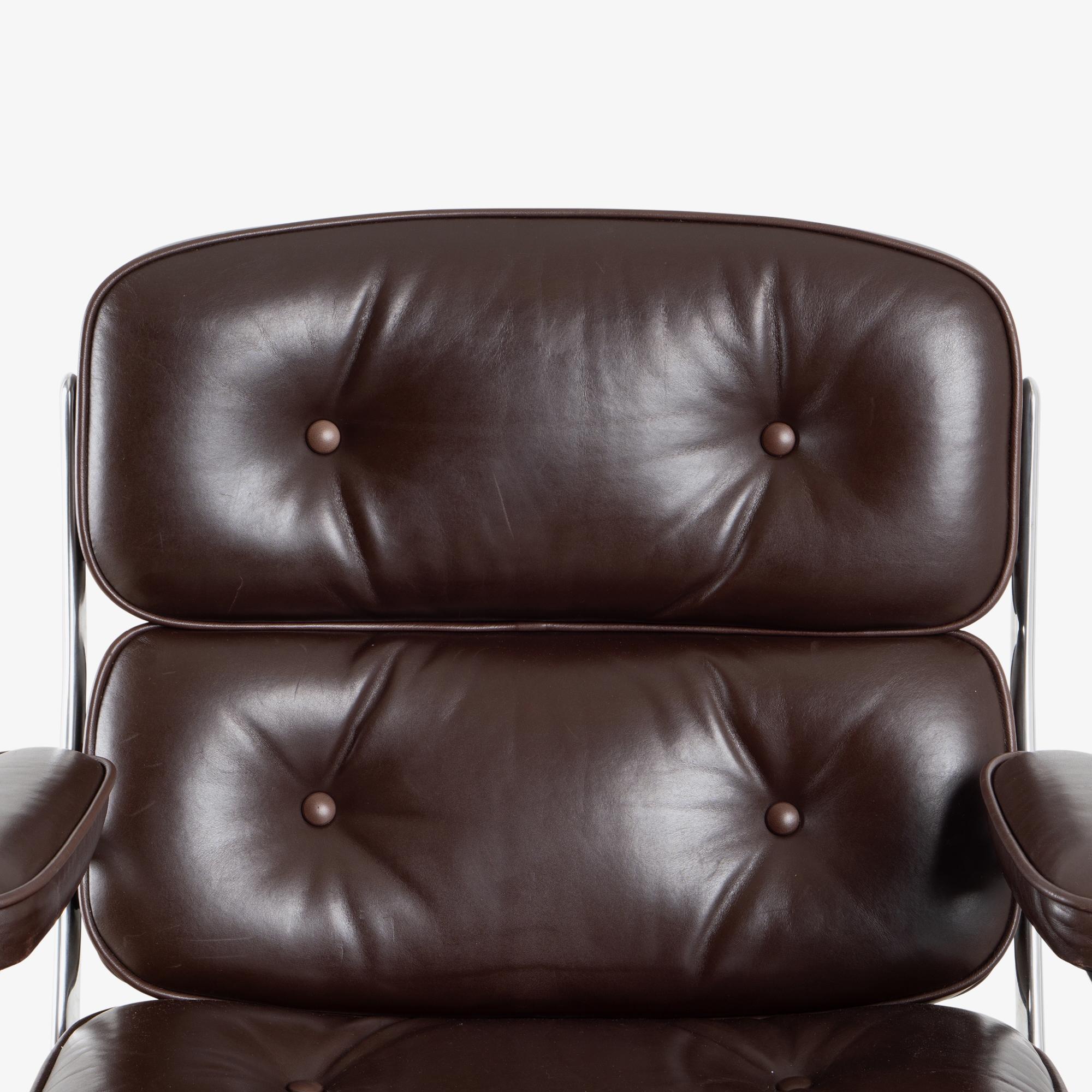 Sedia direzionale Time-Life in pelle color cioccolato Browning di Charles and Ray Eames 6