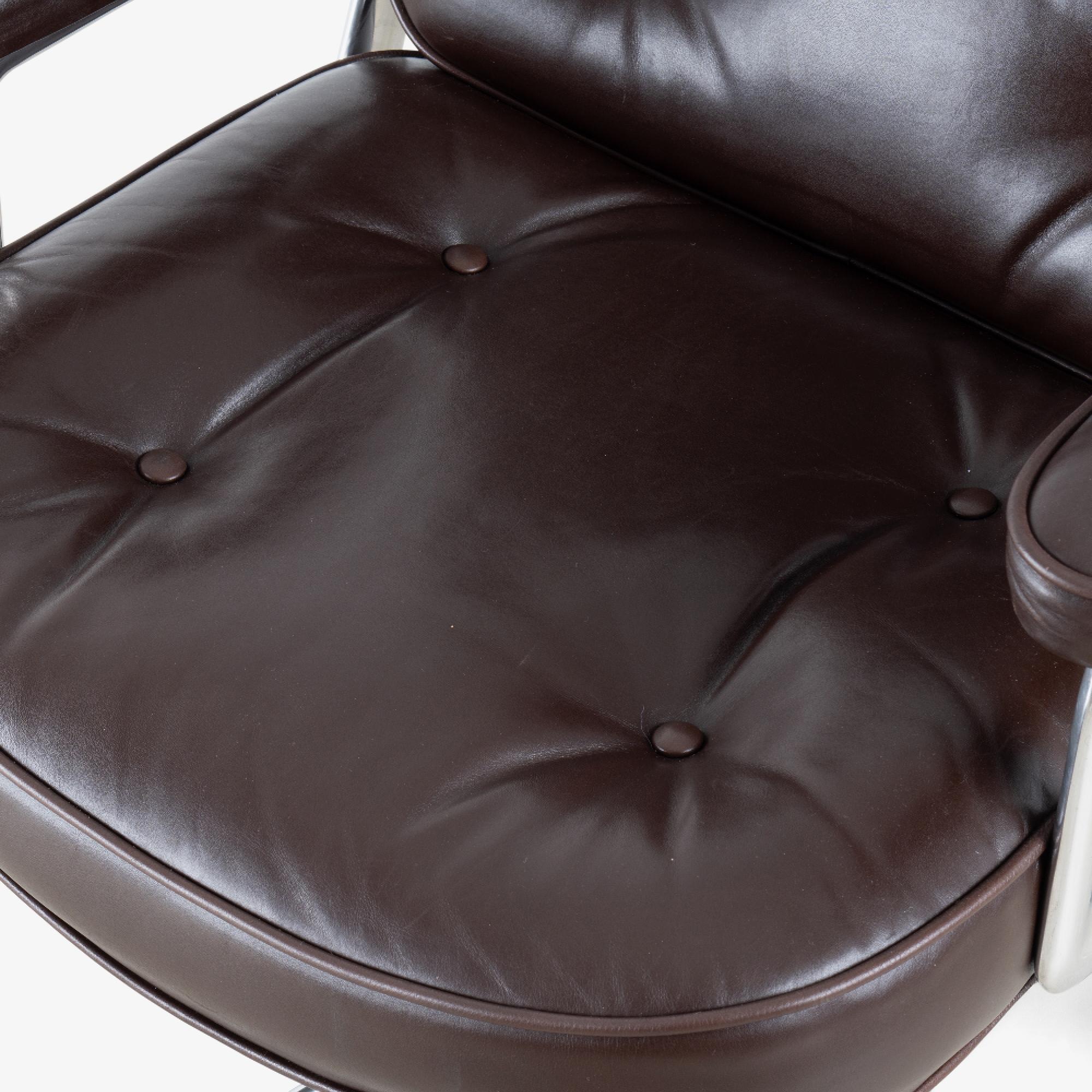 Sedia direzionale Time-Life in pelle color cioccolato Browning di Charles and Ray Eames 7