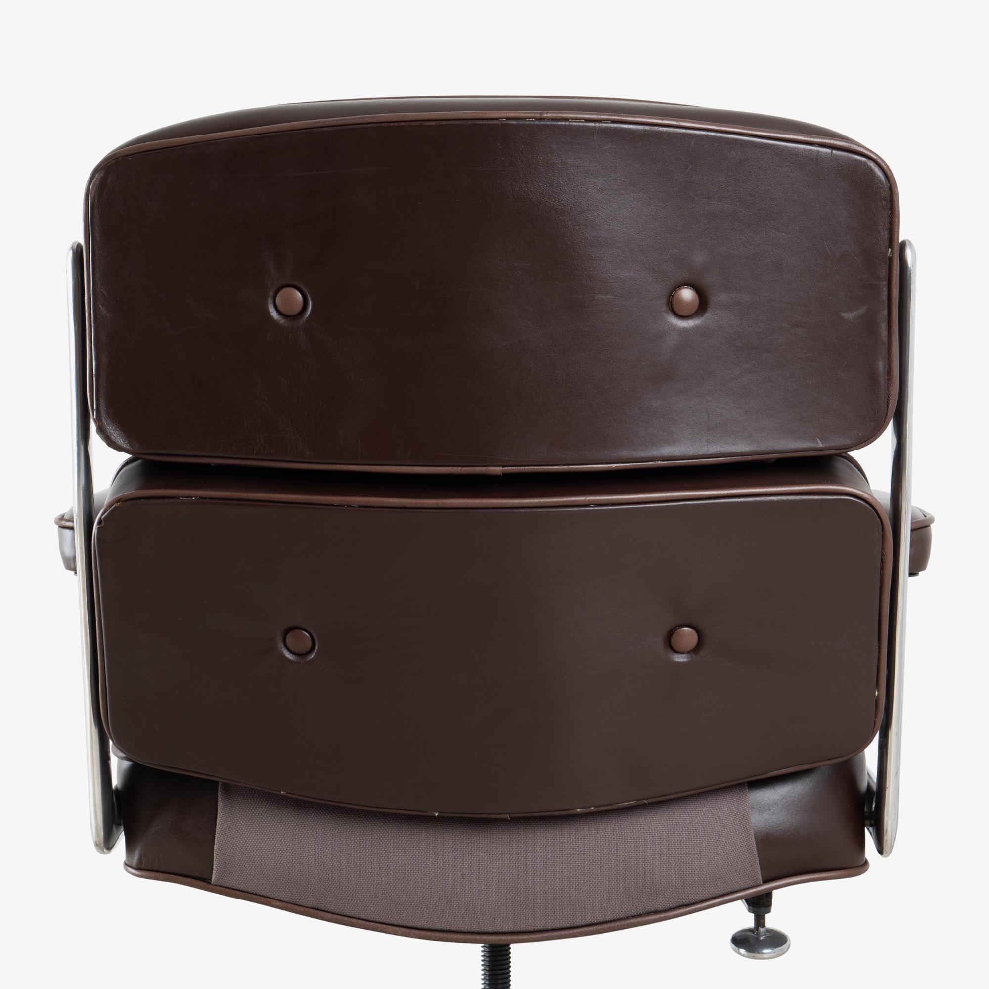 Sedia direzionale Time-Life in pelle color cioccolato Browning di Charles and Ray Eames 8