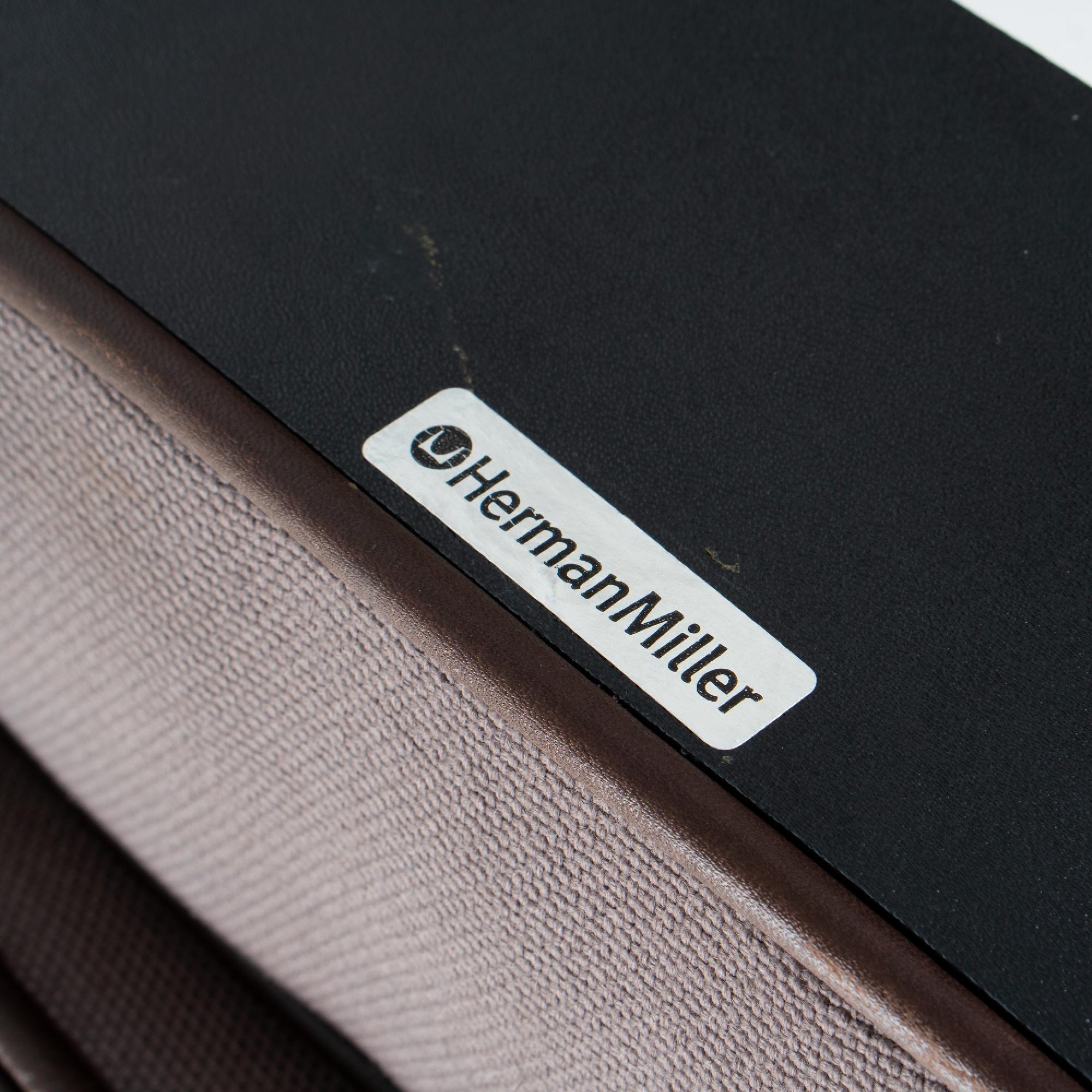 Sedia direzionale Time-Life in pelle color cioccolato Browning di Charles and Ray Eames 9