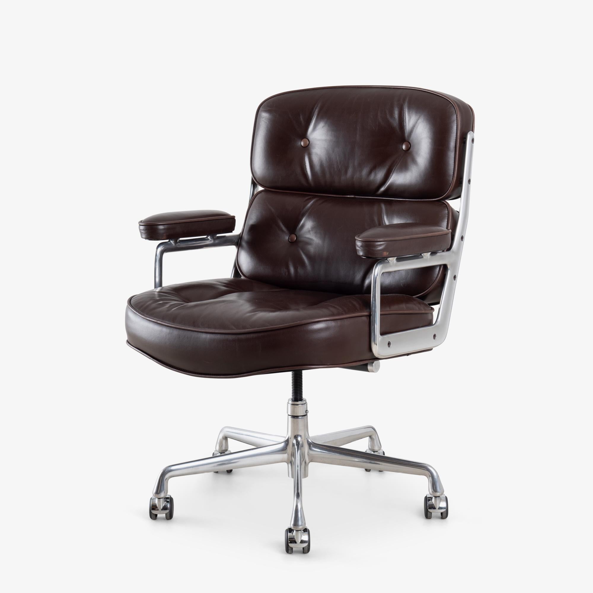 Mid-Century moderno Sedia direzionale Time-Life in pelle color cioccolato Browning di Charles and Ray Eames
