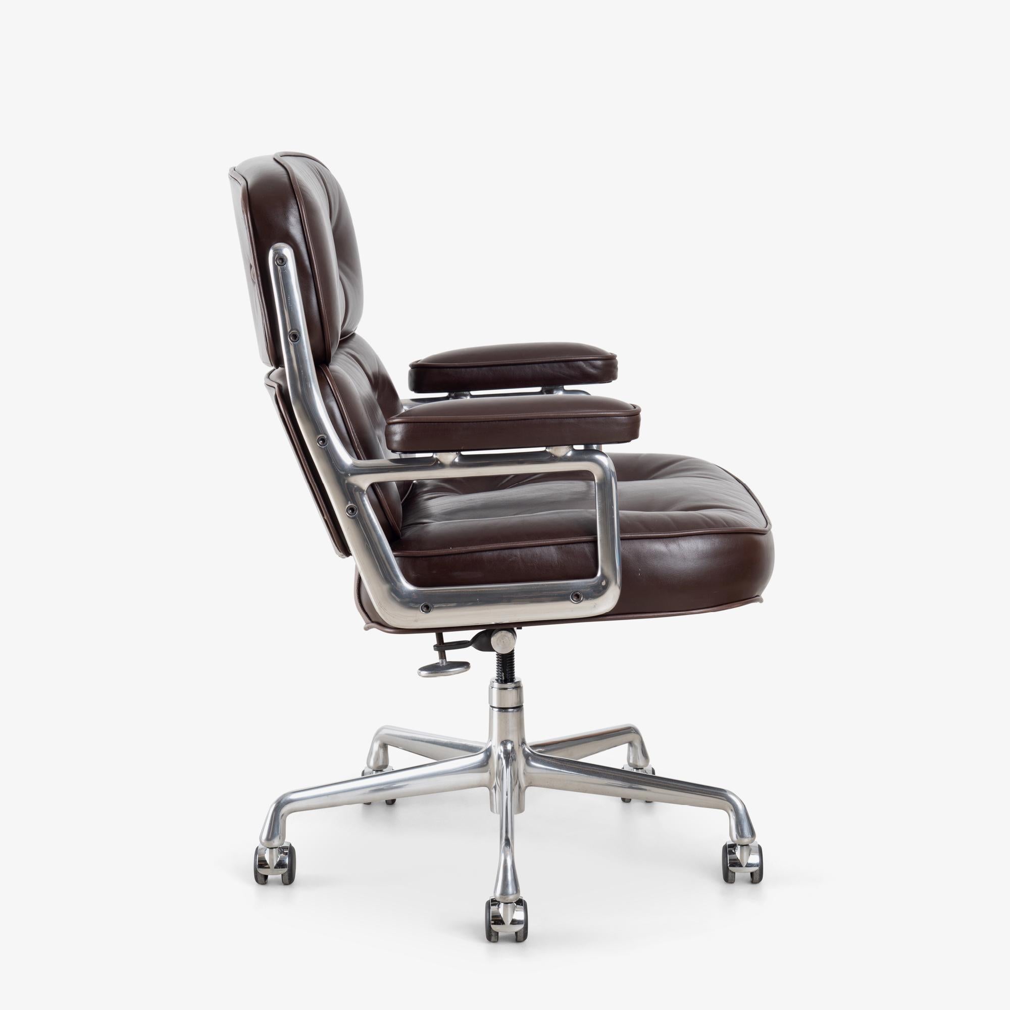 Americano Sedia direzionale Time-Life in pelle color cioccolato Browning di Charles and Ray Eames